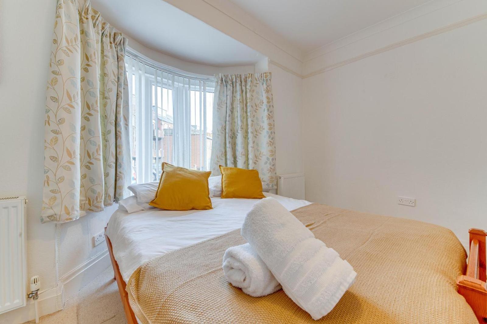 2BR Detached Bungalow with Parking view 3