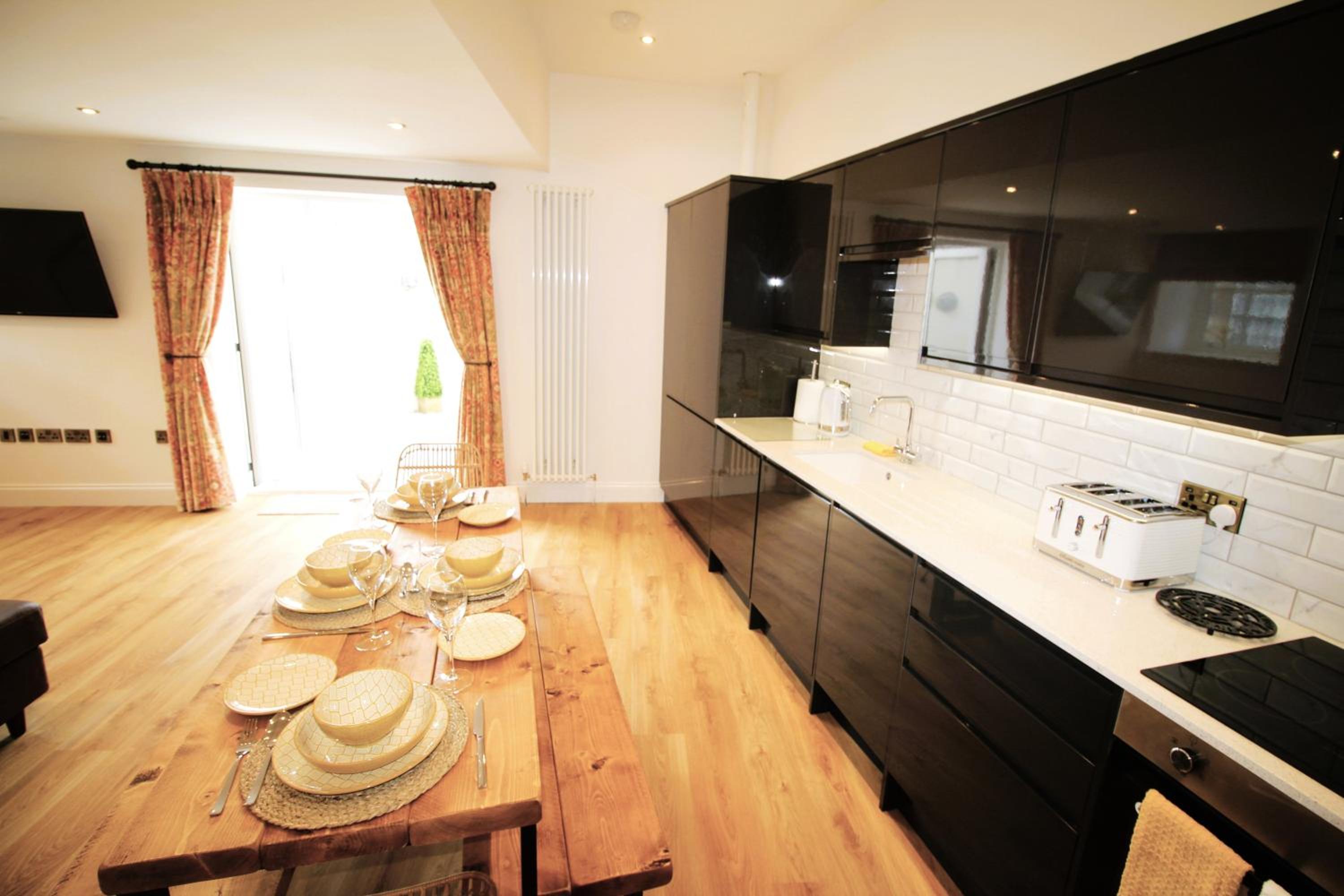 Sleeps 4 - Town Centre - Very High End Renovation - Private Garden - Close to Train Station - Fast Wifi view 4