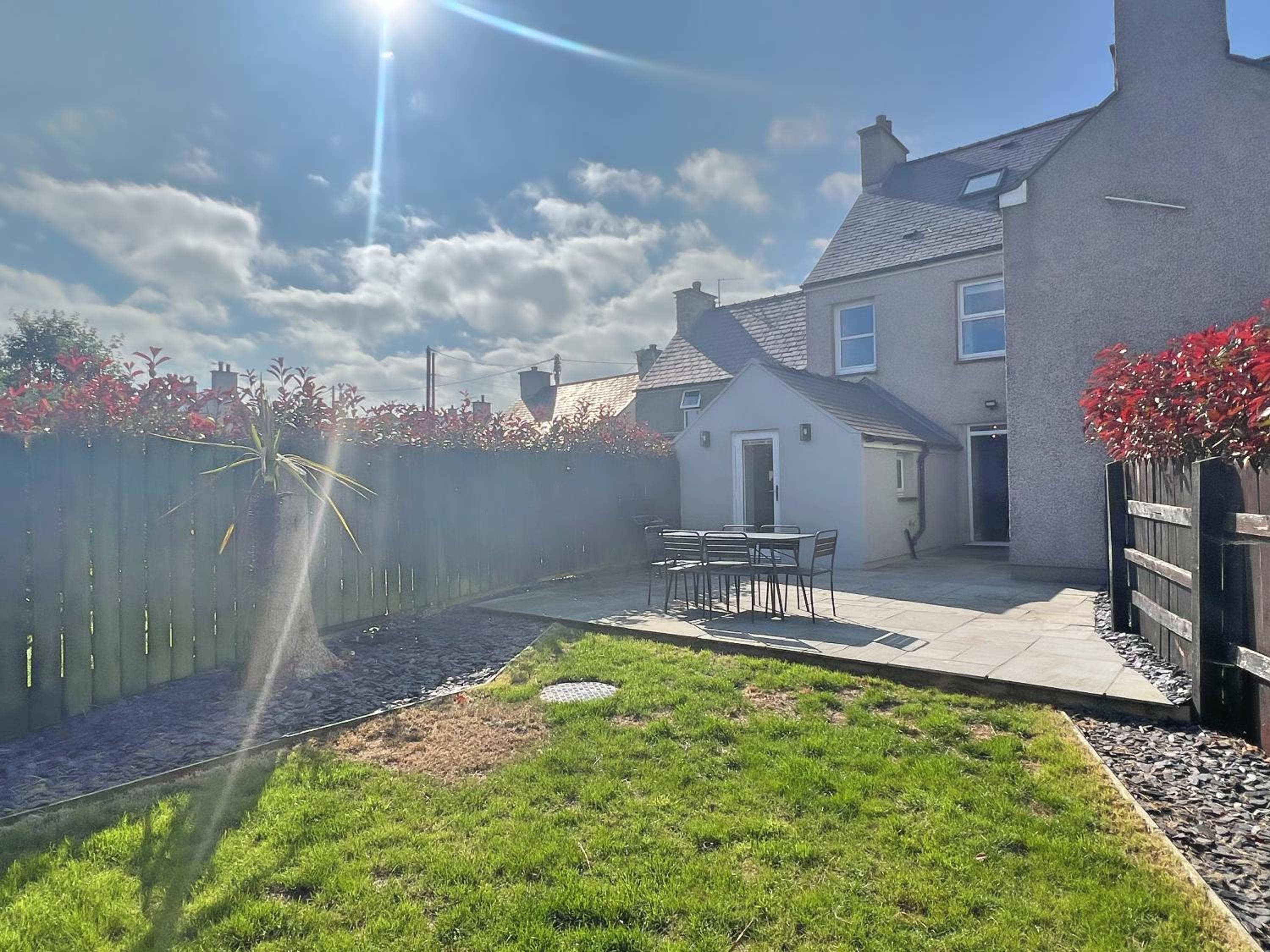Charming 3 Bed Townhouse Near Llanddwyn Beach