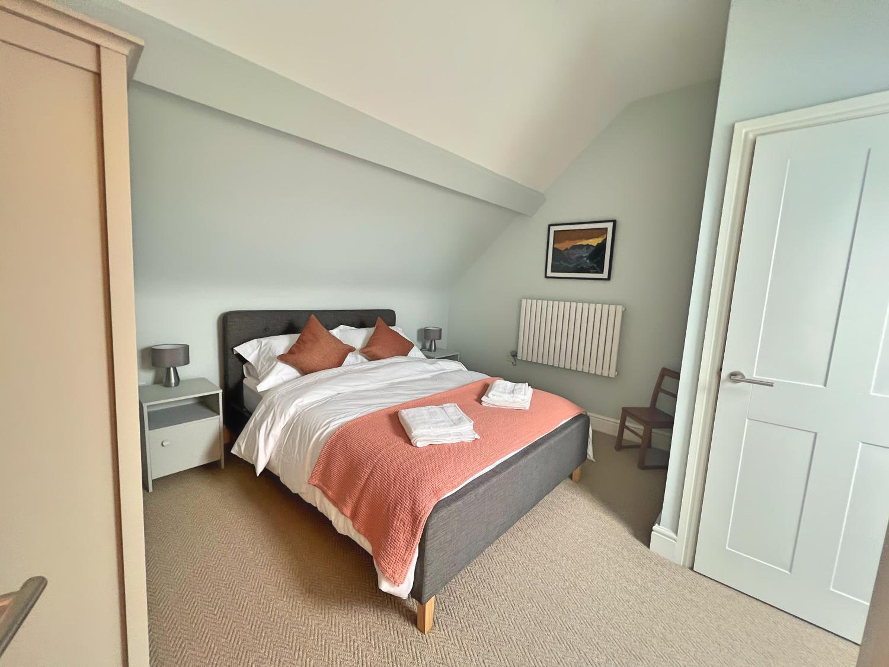 Charming 3 Bed Townhouse Near Llanddwyn Beach