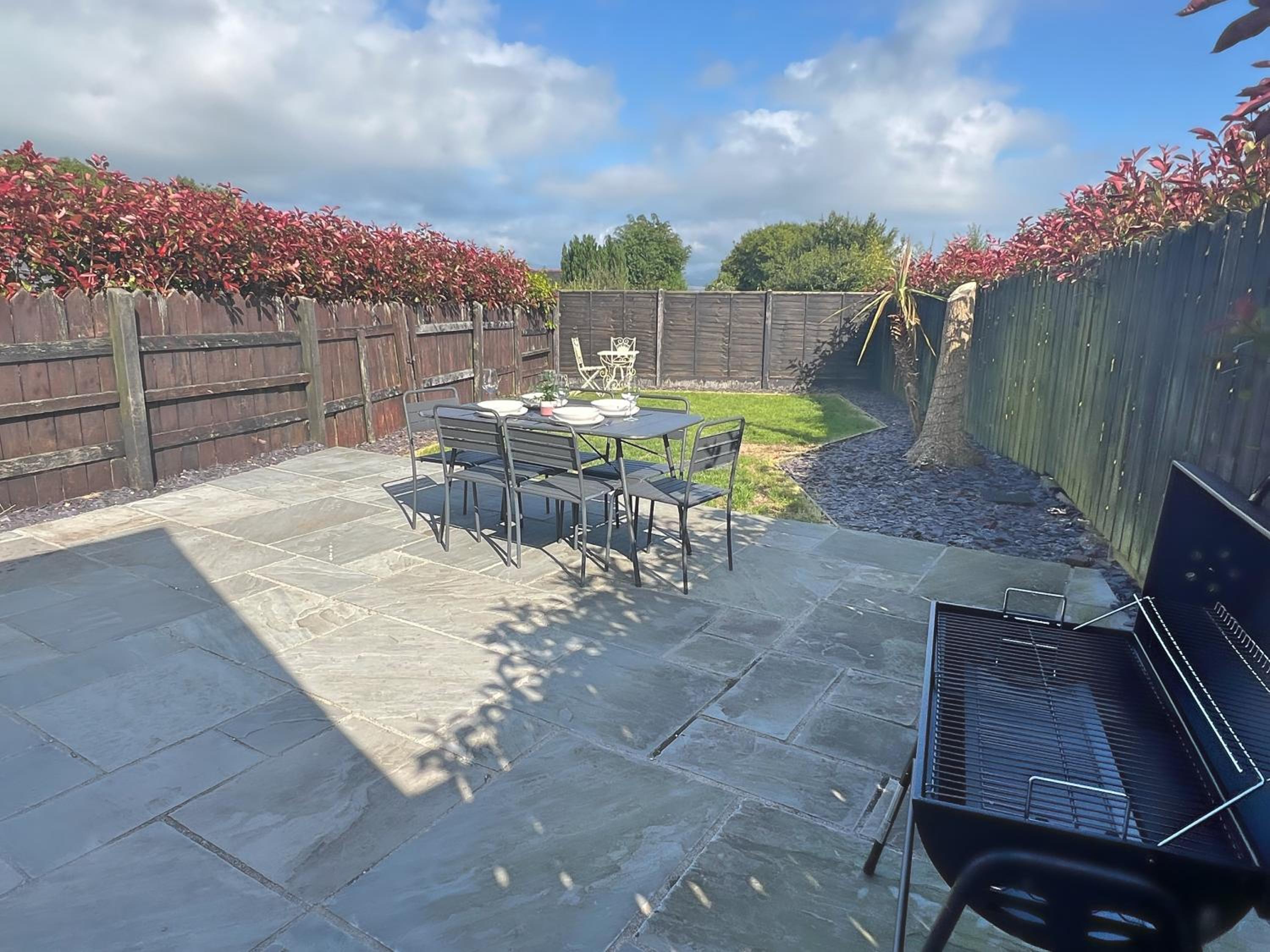 Charming 3 Bed Townhouse Near Llanddwyn Beach