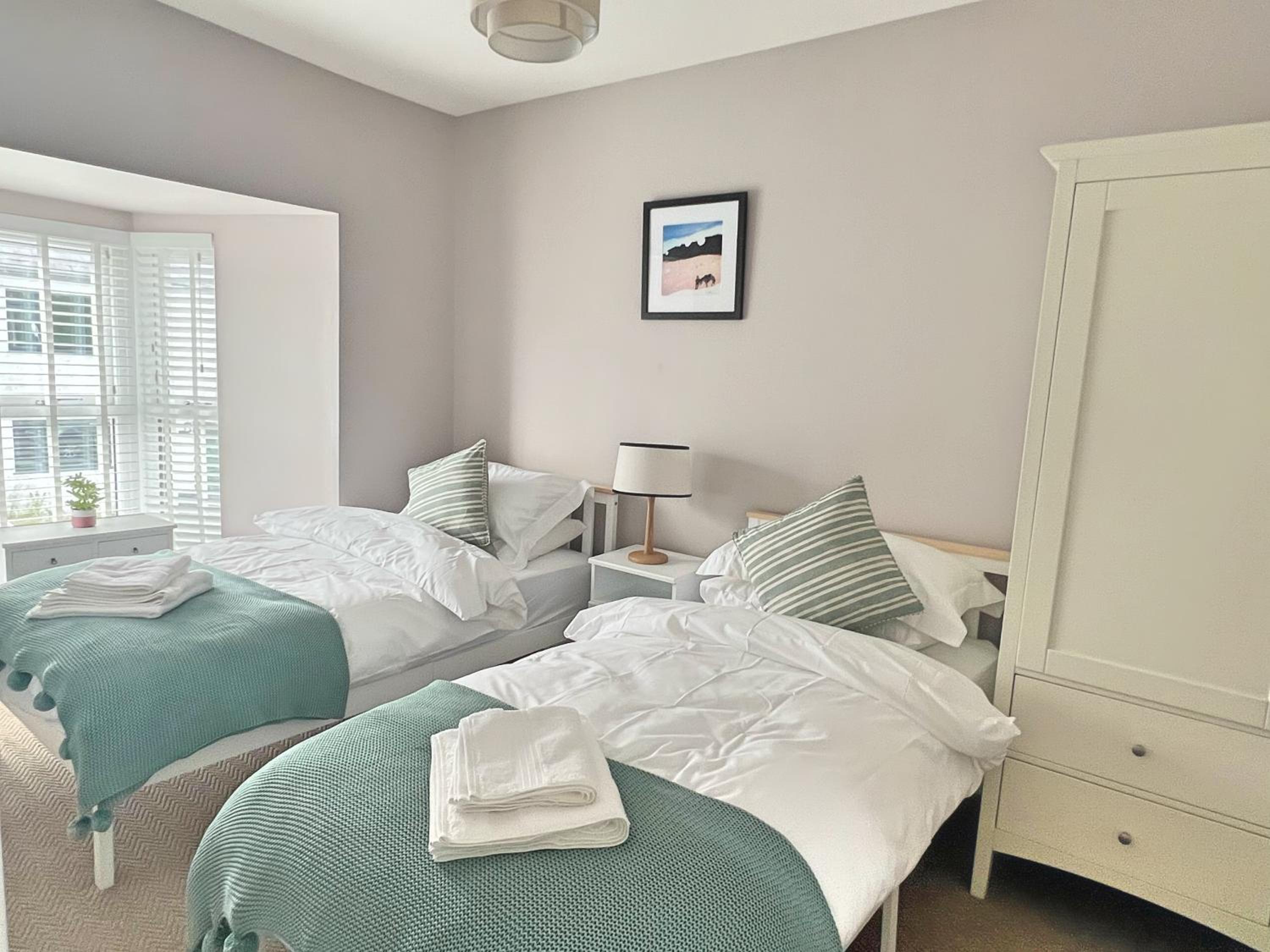 Charming 3 Bed Townhouse Near Llanddwyn Beach