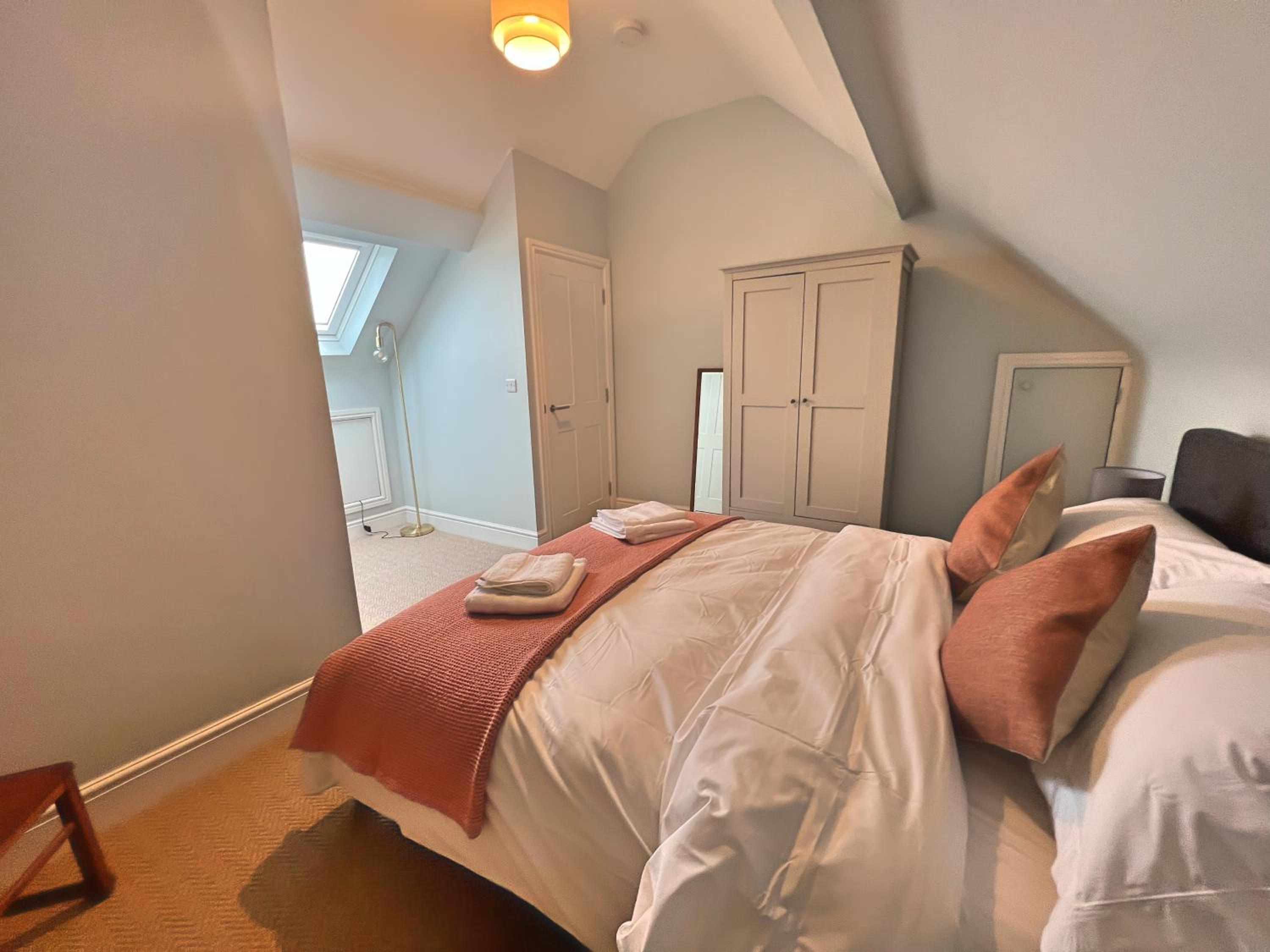 Charming 3 Bed Townhouse Near Llanddwyn Beach