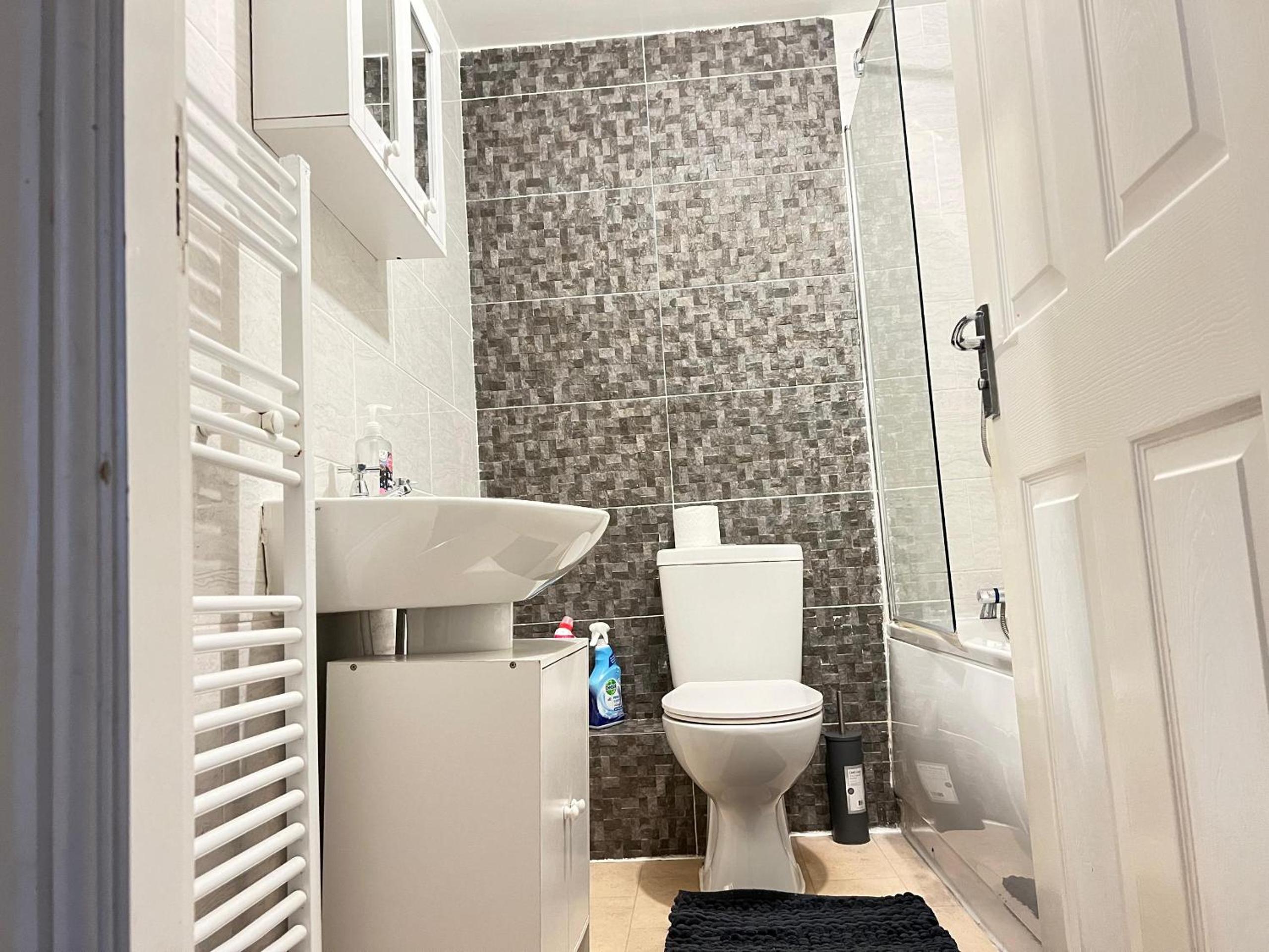 Homely 3 bedroom house in Farnworth, Bolton view 2