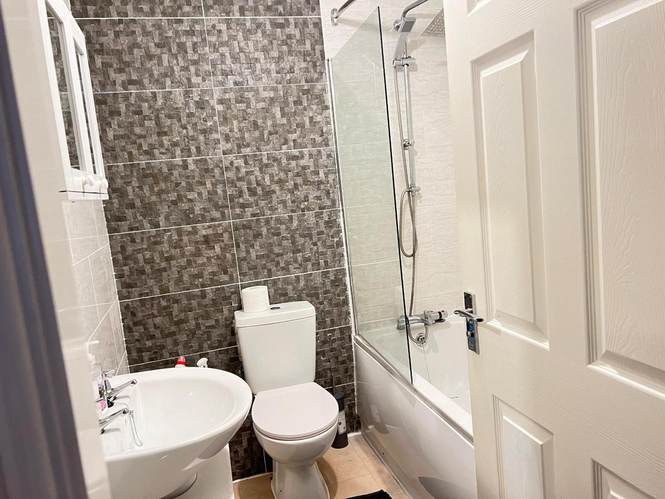 Homely 3 bedroom house in Farnworth, Bolton view 3