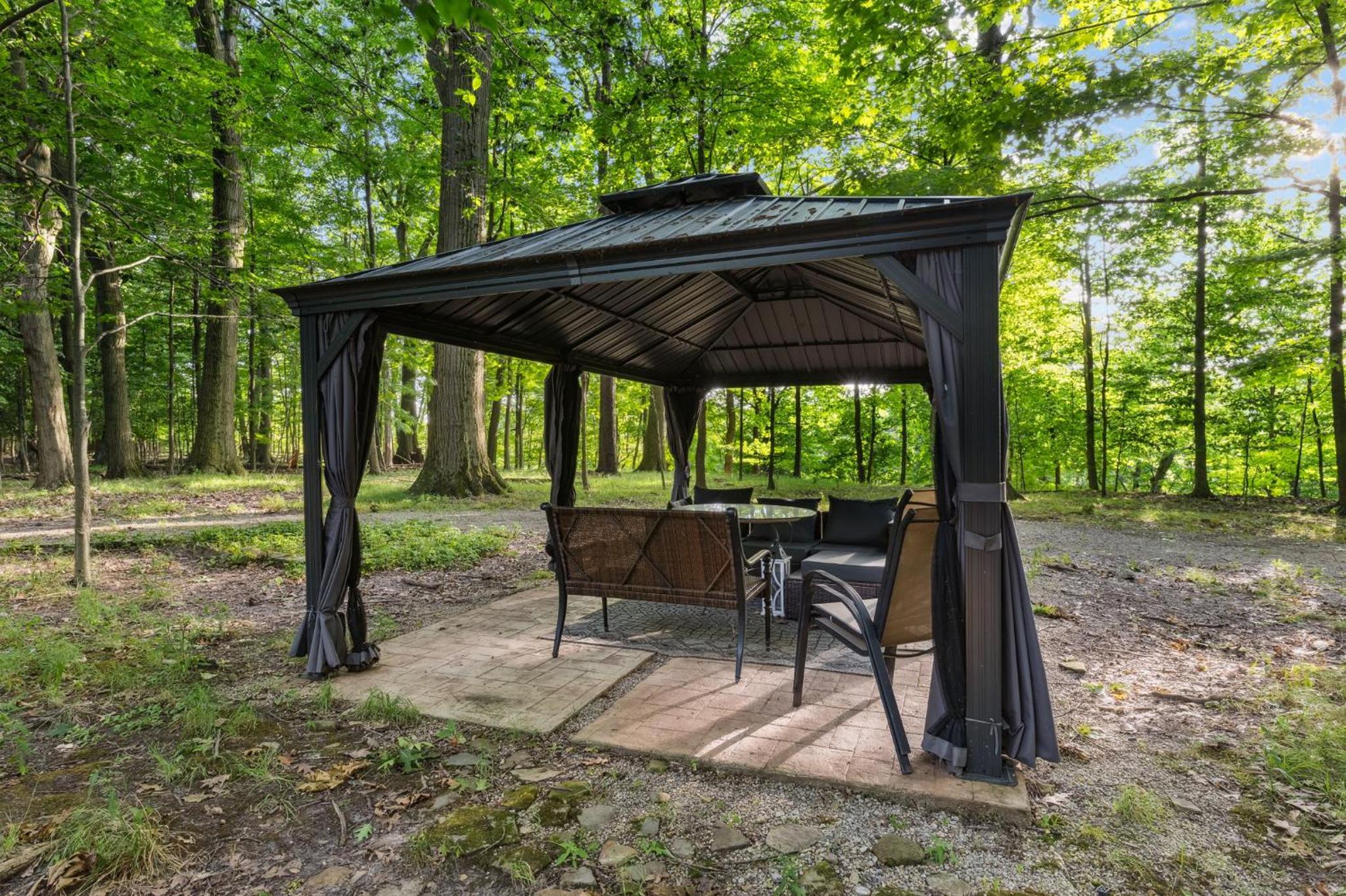 Log Cabin - Natures Oasis - Fire Pit & Gazebo