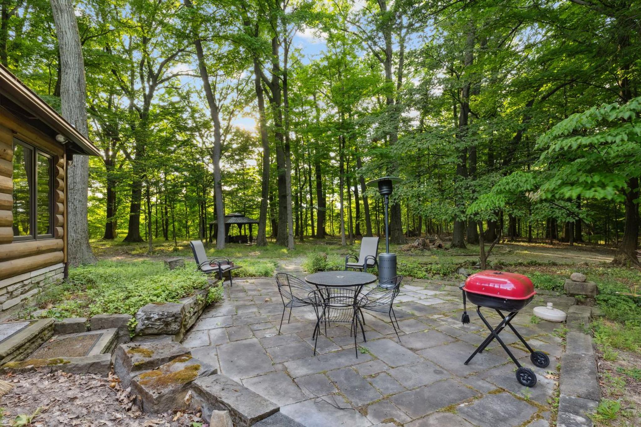 Log Cabin - Natures Oasis - Fire Pit & Gazebo