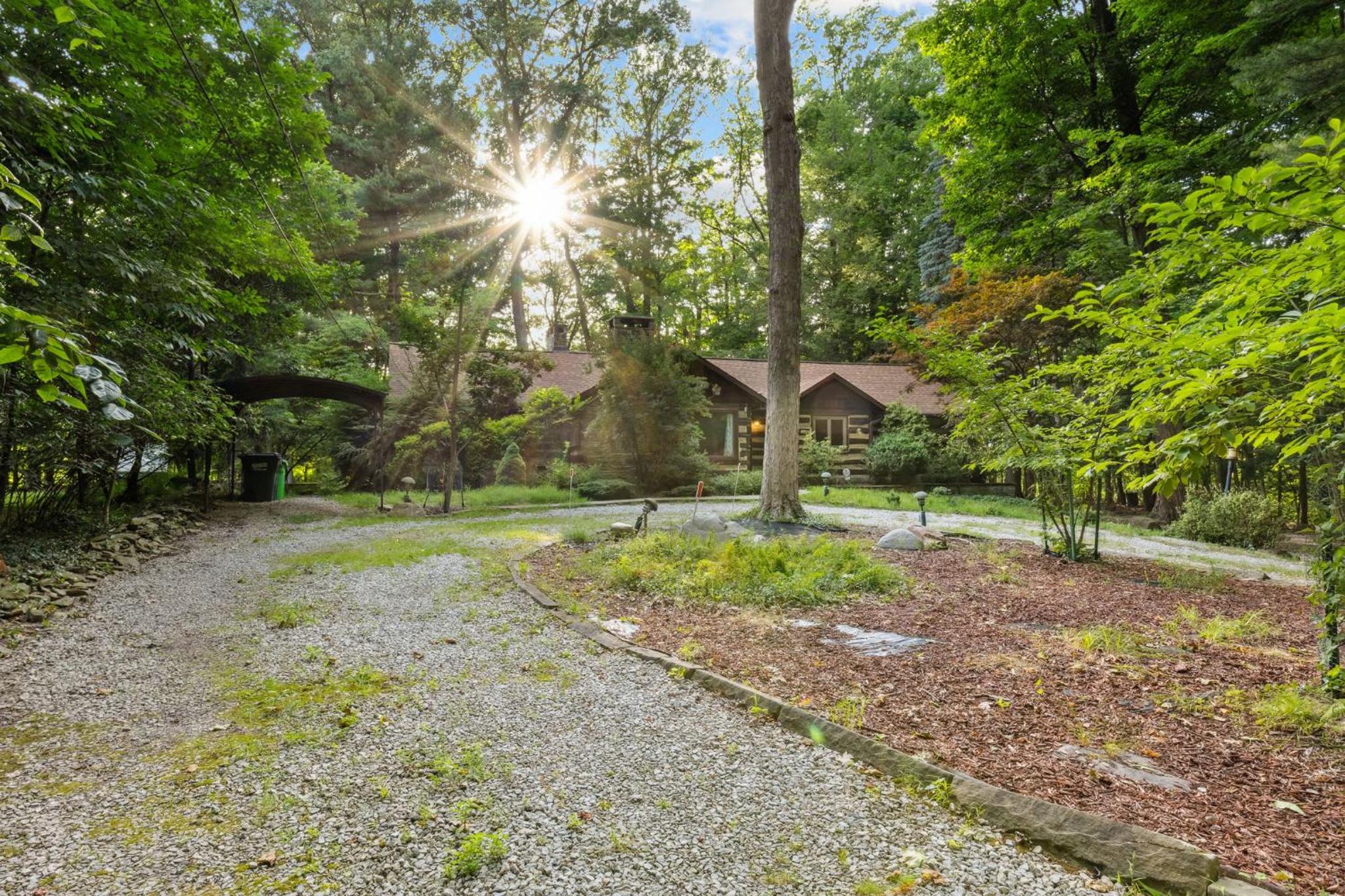 Log Cabin - Natures Oasis - Fire Pit & Gazebo