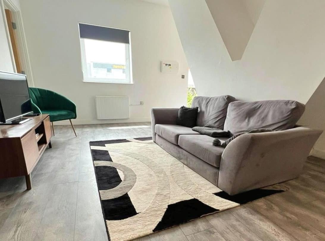 Modern 2 Bed Apt - 15 Mins to Solihull Centre view 3