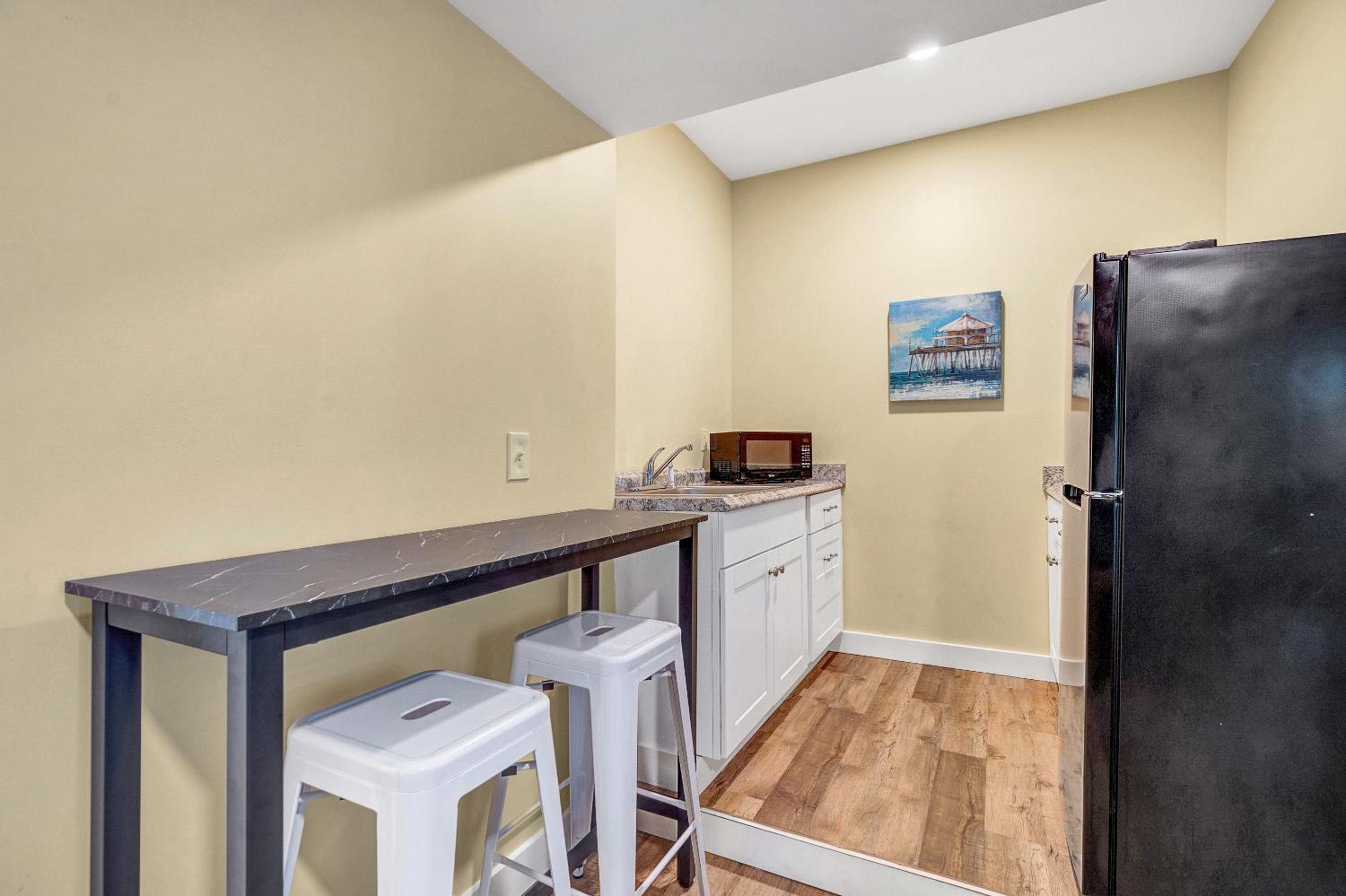Abellona Inn & Suites