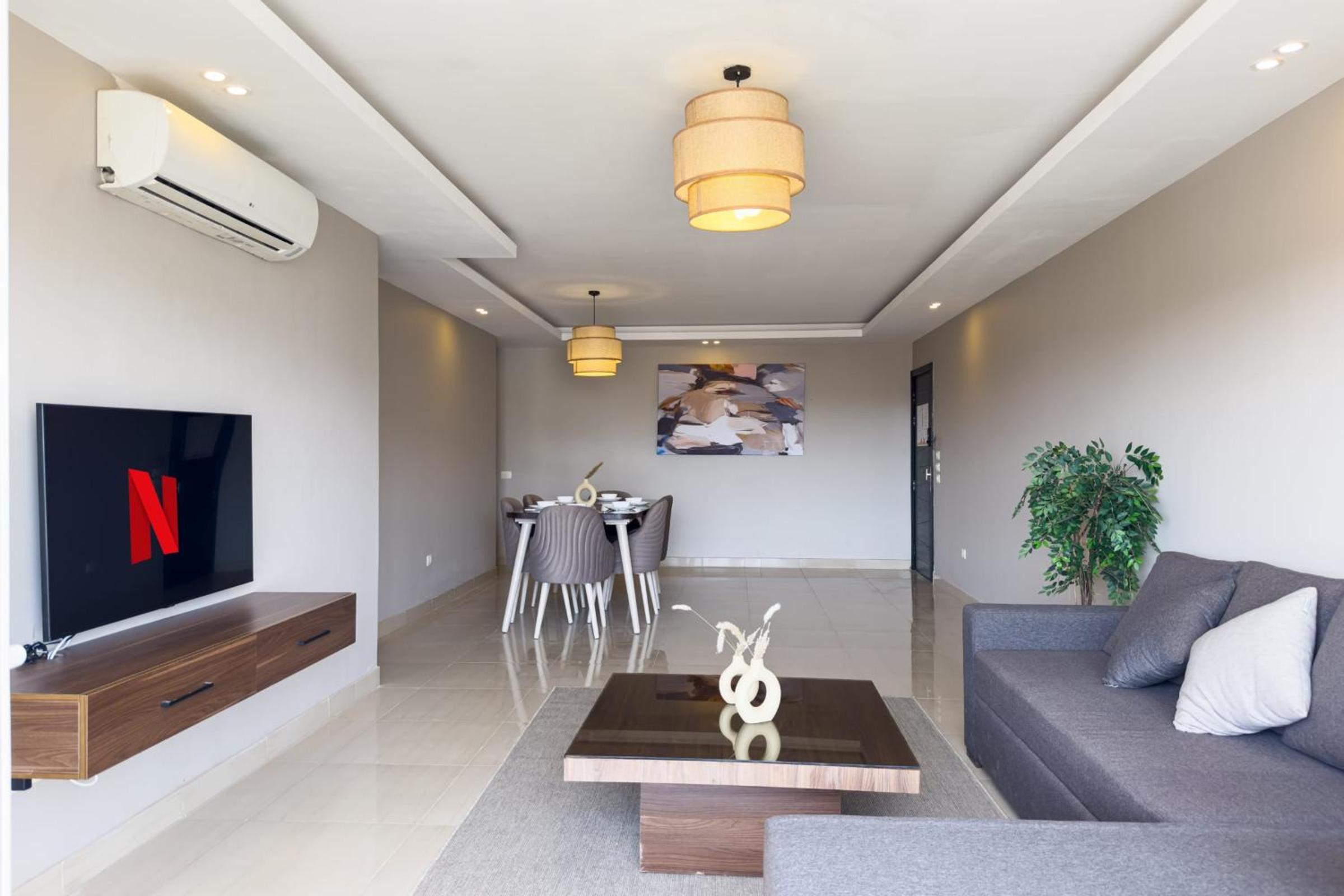 Flattering 2BDR - 5 min to Airport