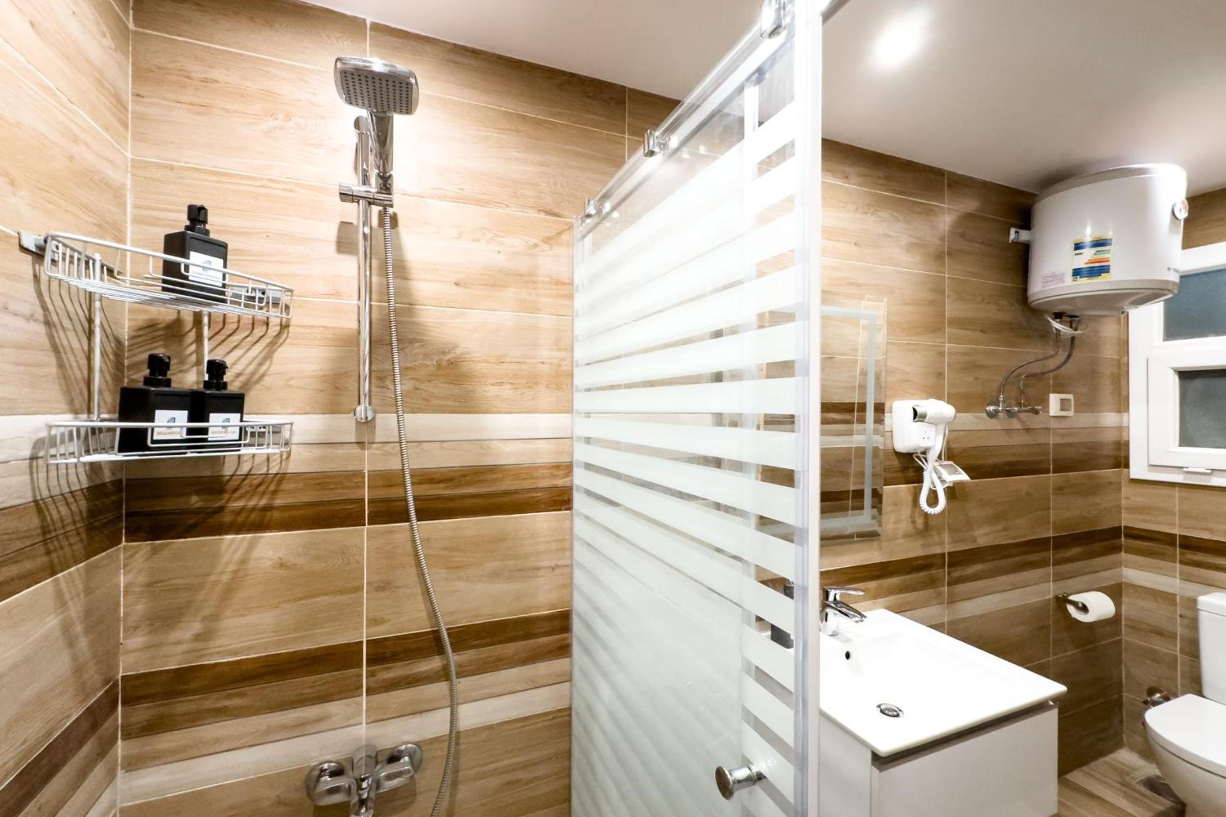 Flattering 2BDR - 5 min to Airport