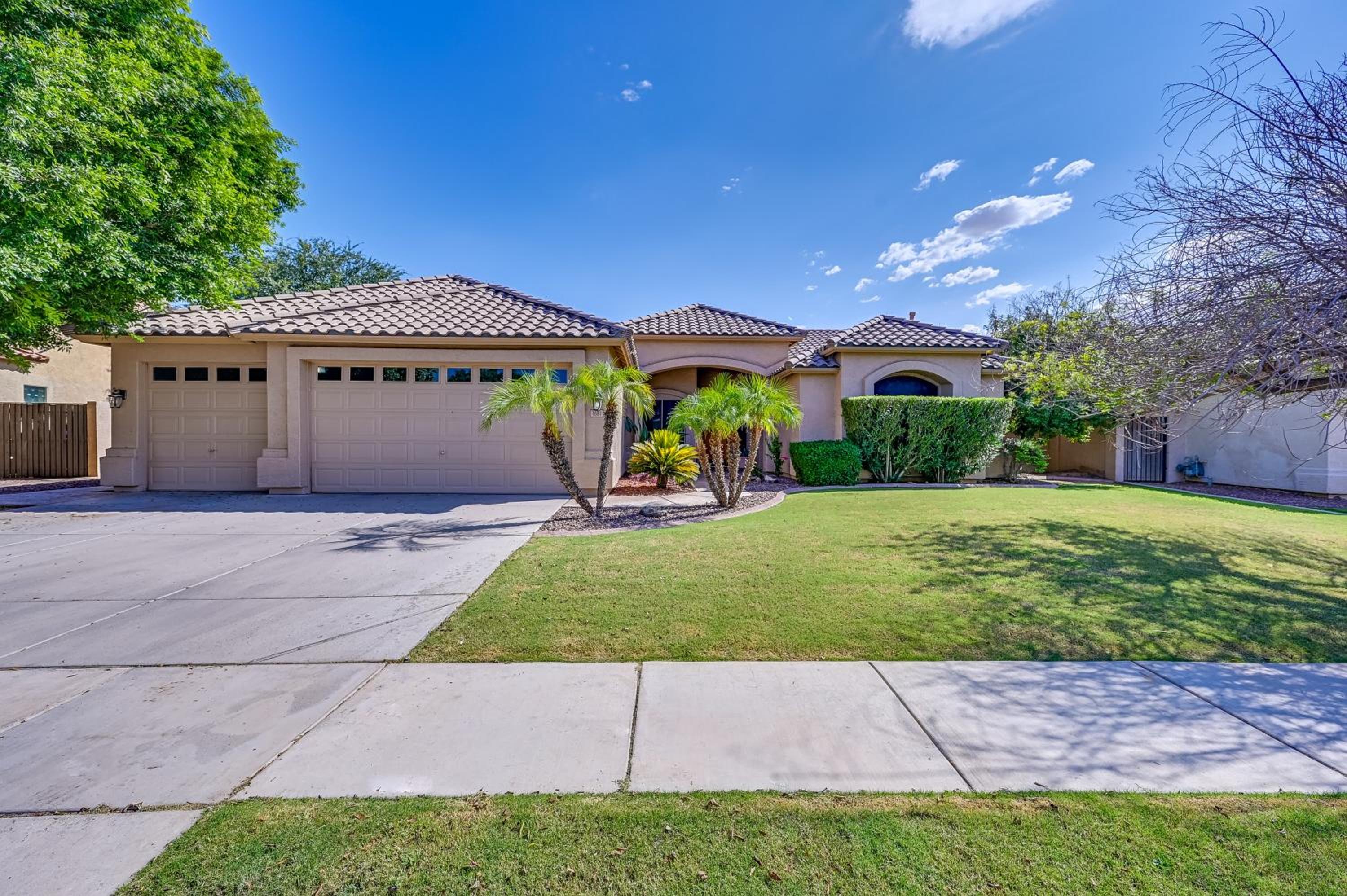 CRESCENT - Stunning Lake View with Pool, BBQ and Sunsets view 4