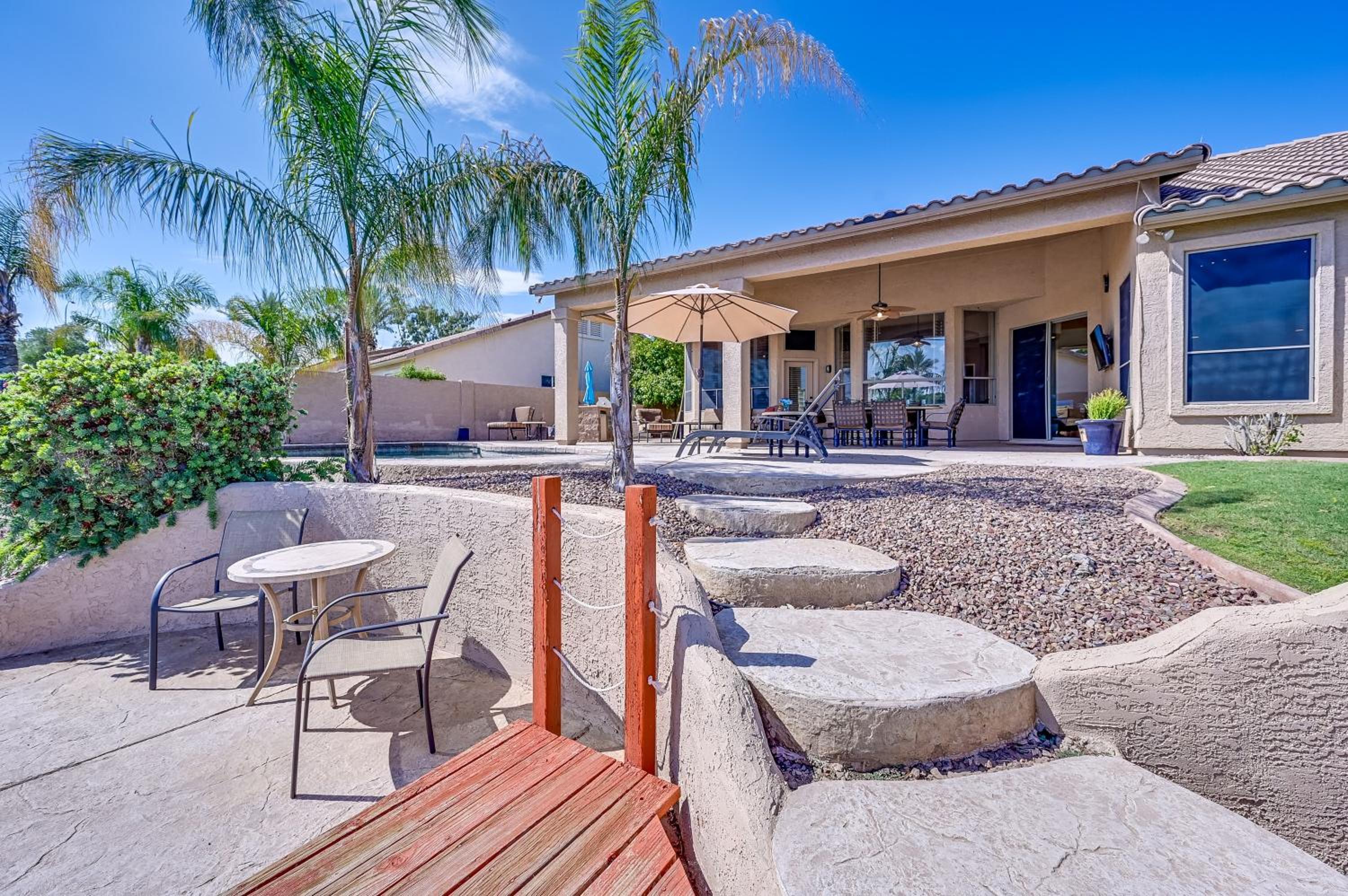 CRESCENT - Stunning Lake View with Pool, BBQ and Sunsets view 5