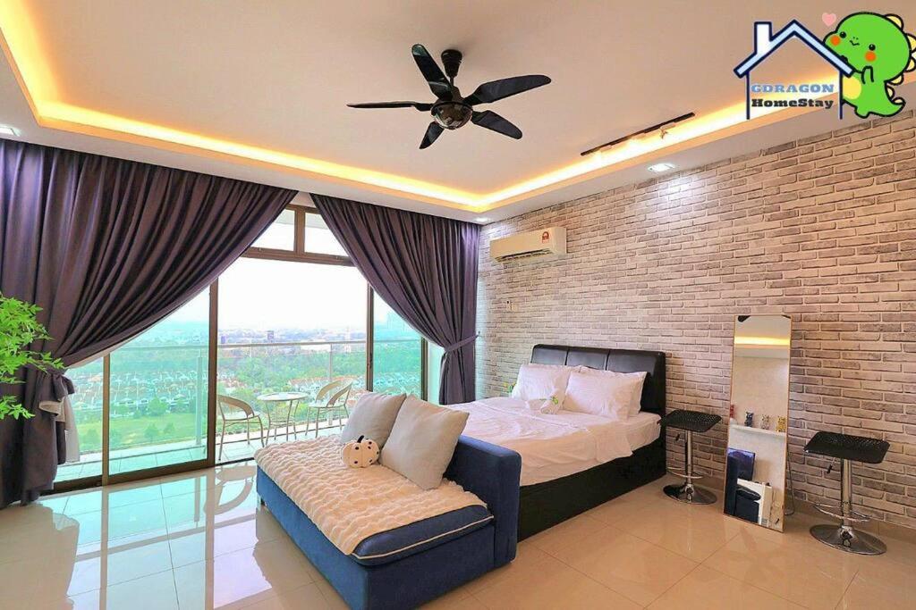 Palazio bear brick balcony high floor city view by Gdragon Homestay