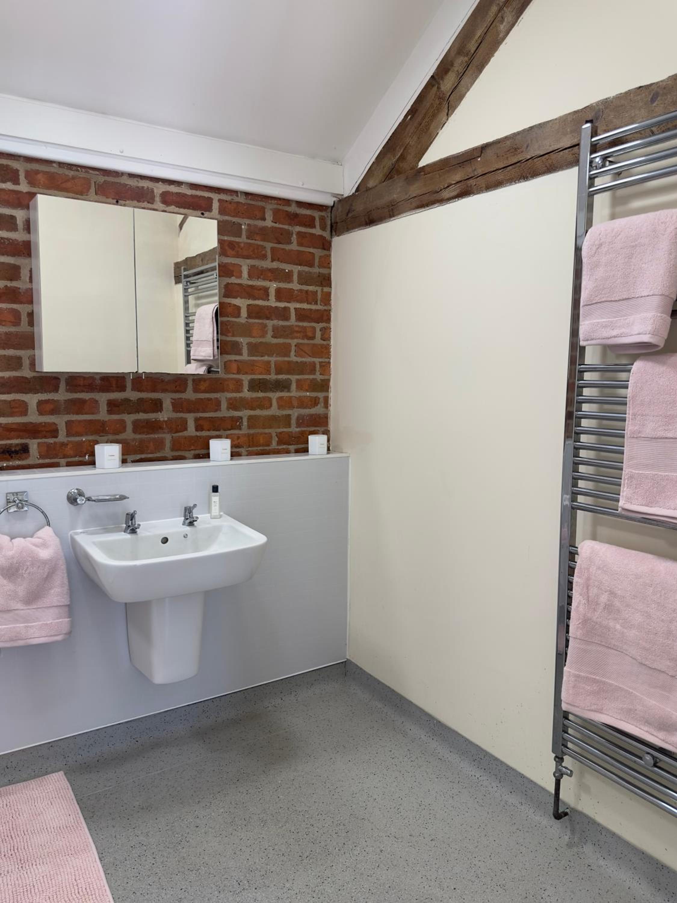 1 Bed Flat - Sleeps 2 - Pets - Parking - Wifi view 4