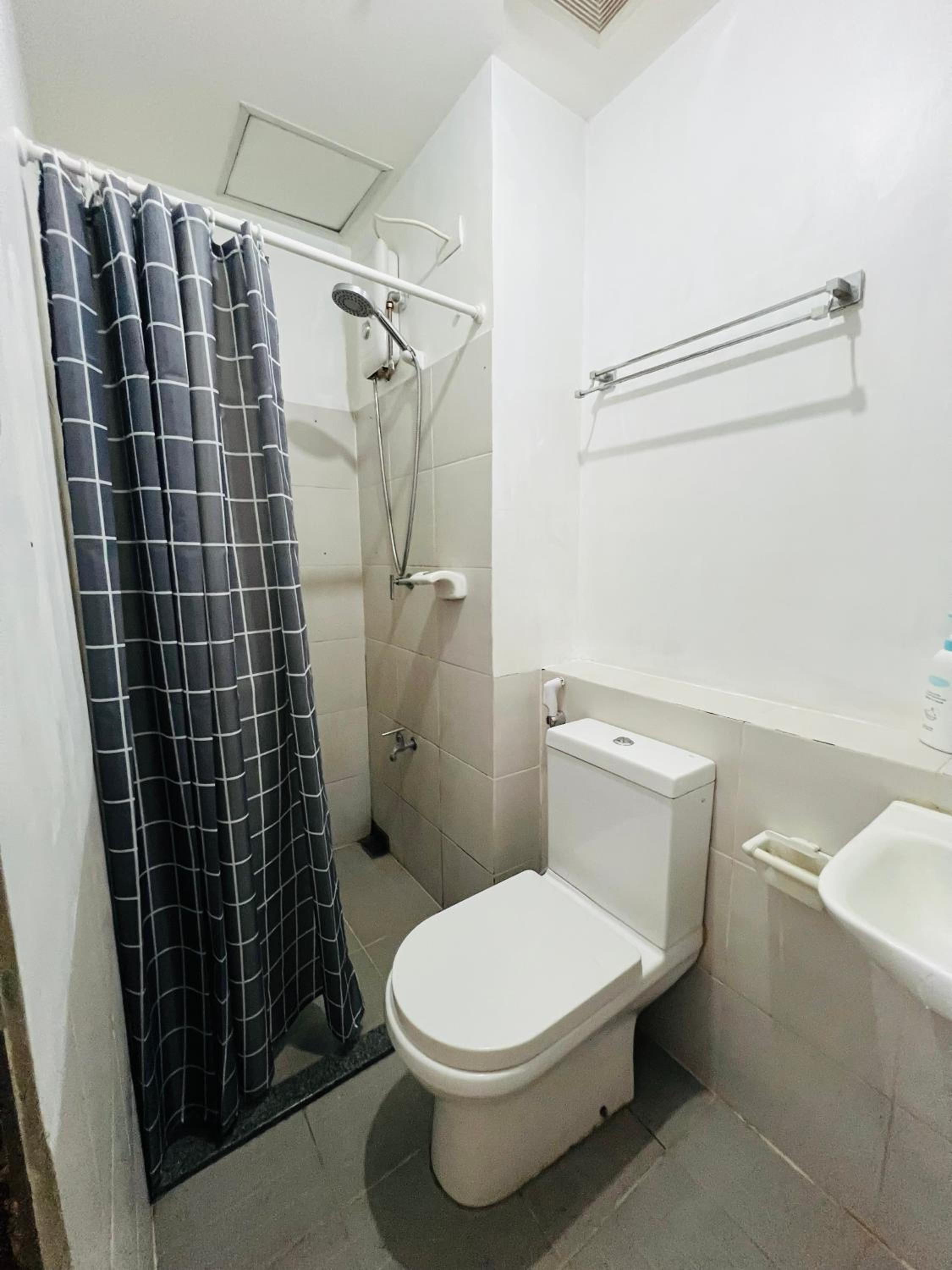 Vinia Infinity Studio 2 Near Malls with WiFi Netflix and Karaoke