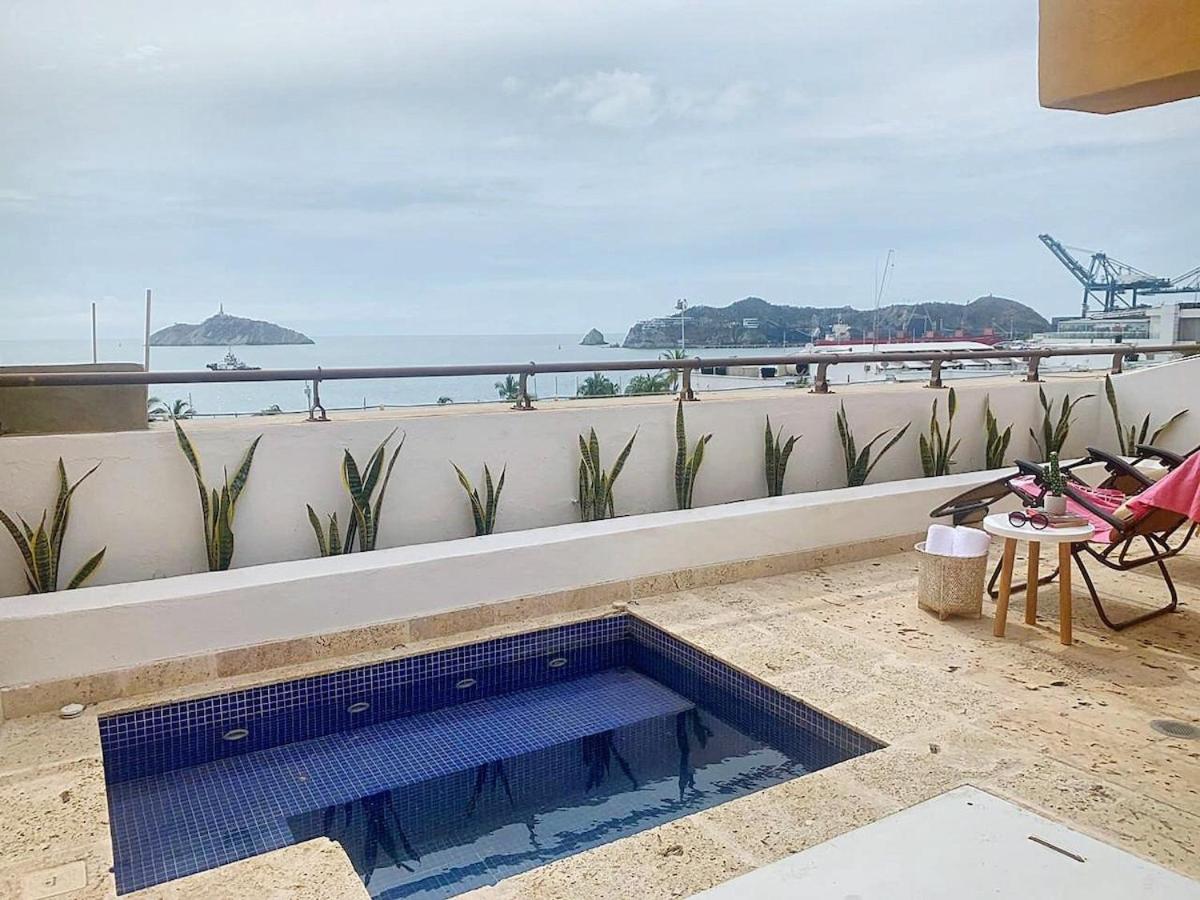 NEW Ocean Front View Luxury Triplex w jacuzzi 2BR
