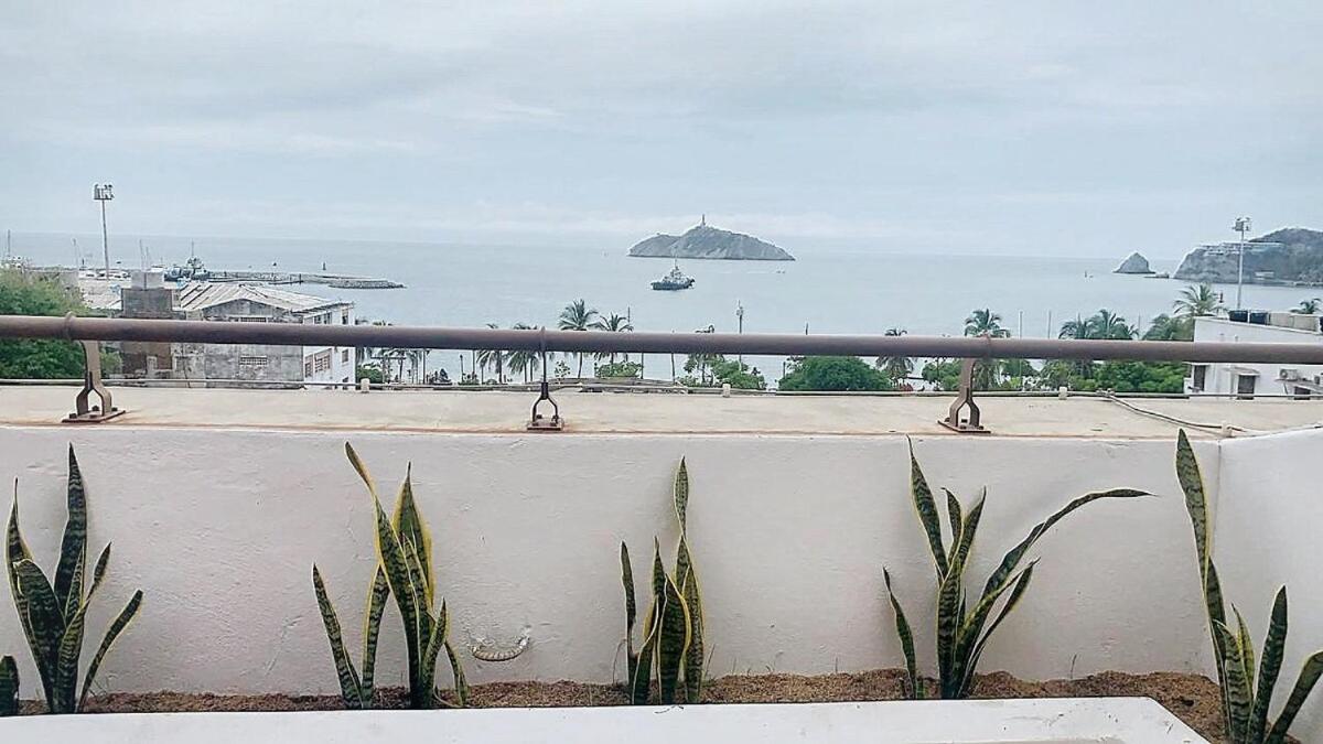 NEW Ocean Front View Luxury Triplex w jacuzzi 2BR