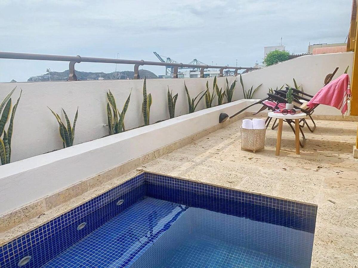 NEW Ocean Front View Luxury Triplex w jacuzzi 2BR