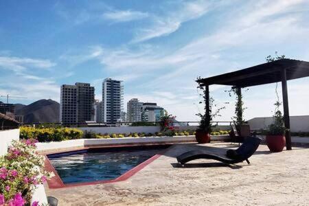 NEW Ocean Front View Luxury Triplex w jacuzzi 2BR