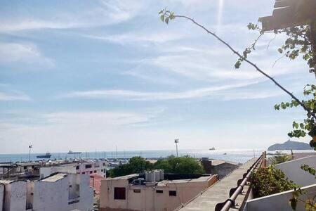 NEW Ocean Front View Luxury Triplex w jacuzzi 2BR