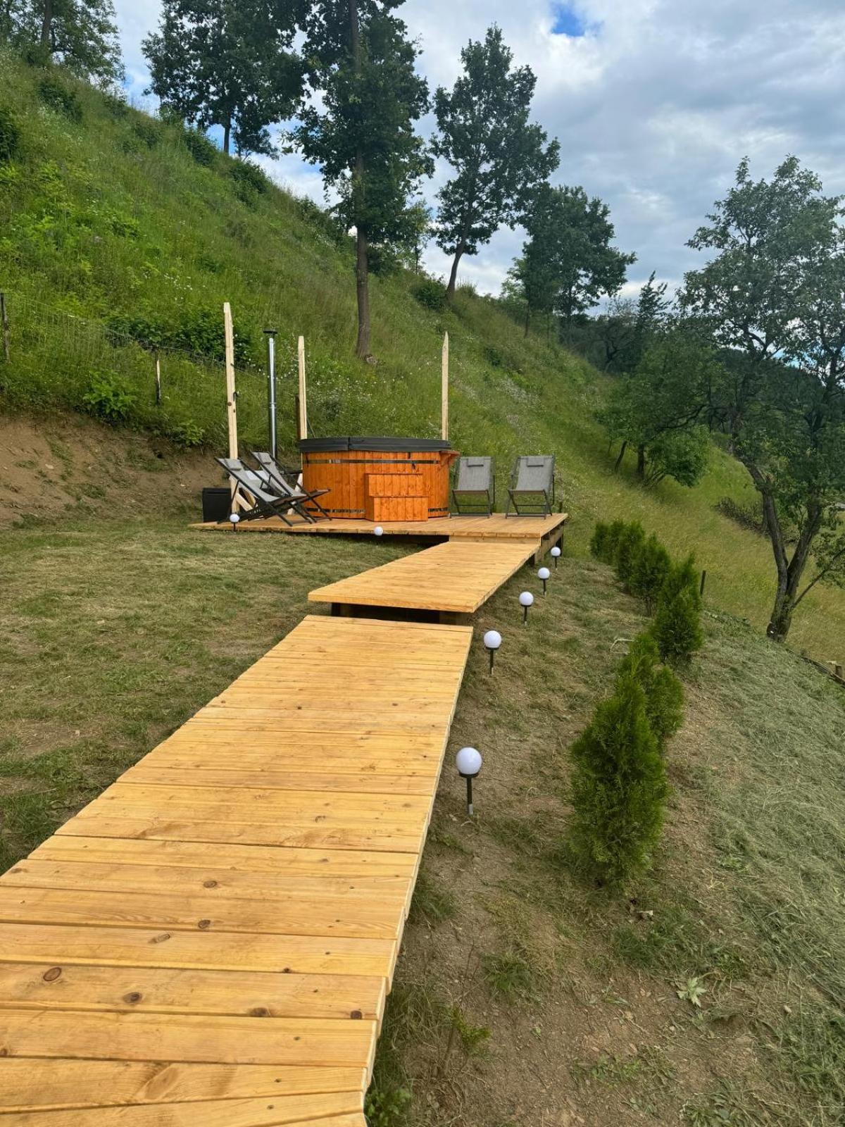 Casuțele de sub deal view 2