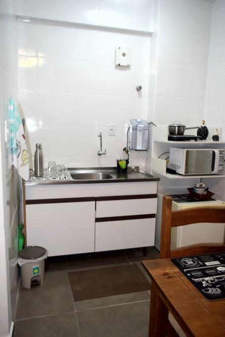 Kitnet com ótima localização em São José