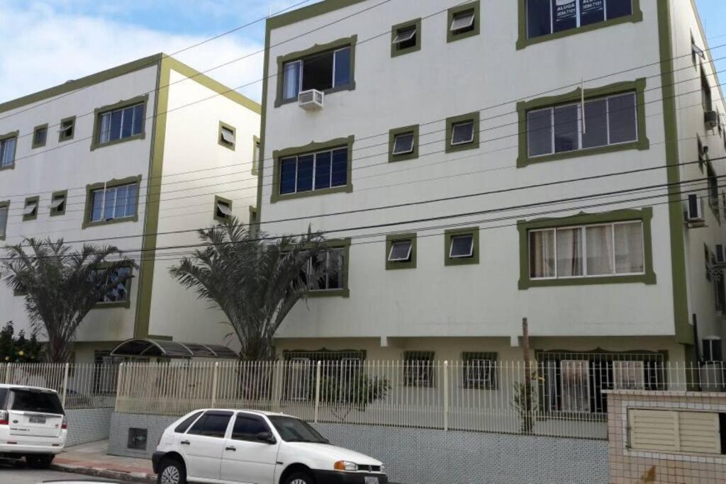 Kitnet com ótima localização em São José