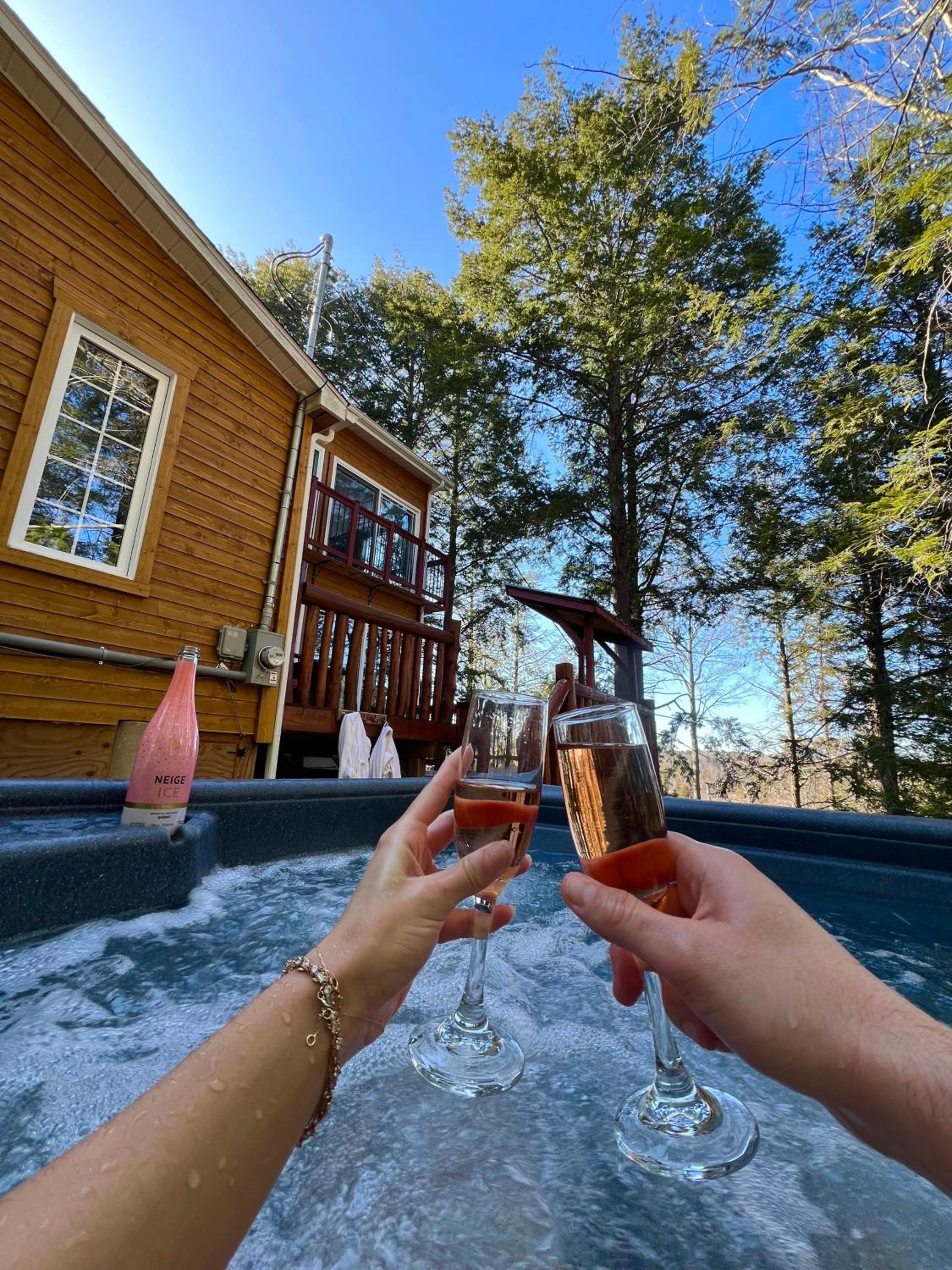 LoveNestChalet - Romantic with Private Hot Tub & Fireplace