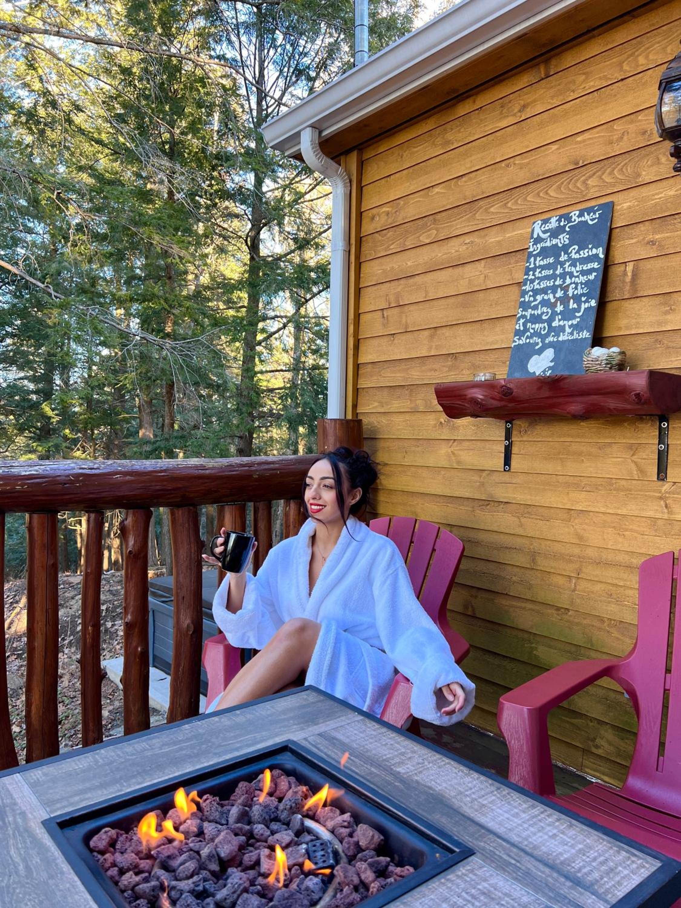 LoveNestChalet - Romantic with Private Hot Tub & Fireplace
