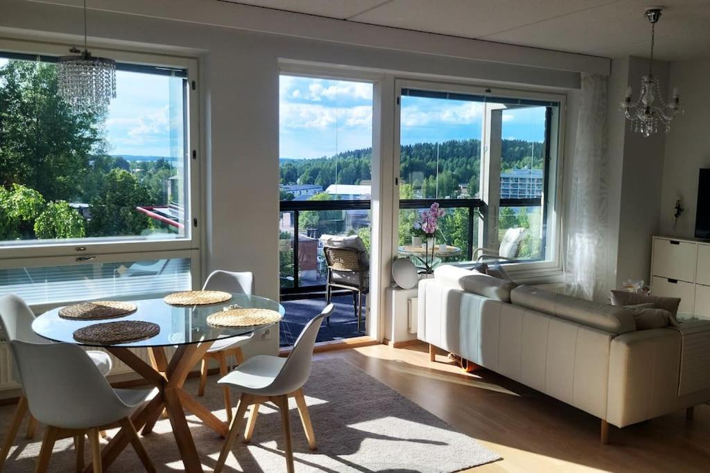Ylellinen saunallinen kolmio järvinäkymällä