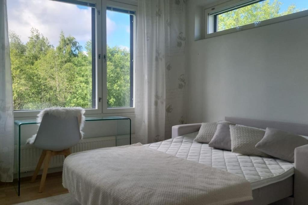 Ylellinen saunallinen kolmio järvinäkymällä