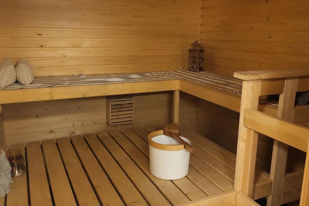 Ylellinen saunallinen kolmio järvinäkymällä