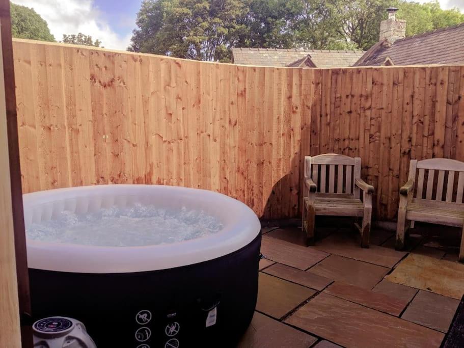 Dawel Lodge with Hot Tub and Logfire view 4