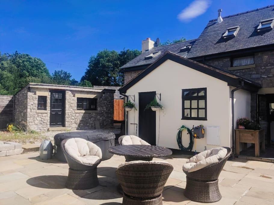 Dawel Lodge with Hot Tub and Logfire view 3