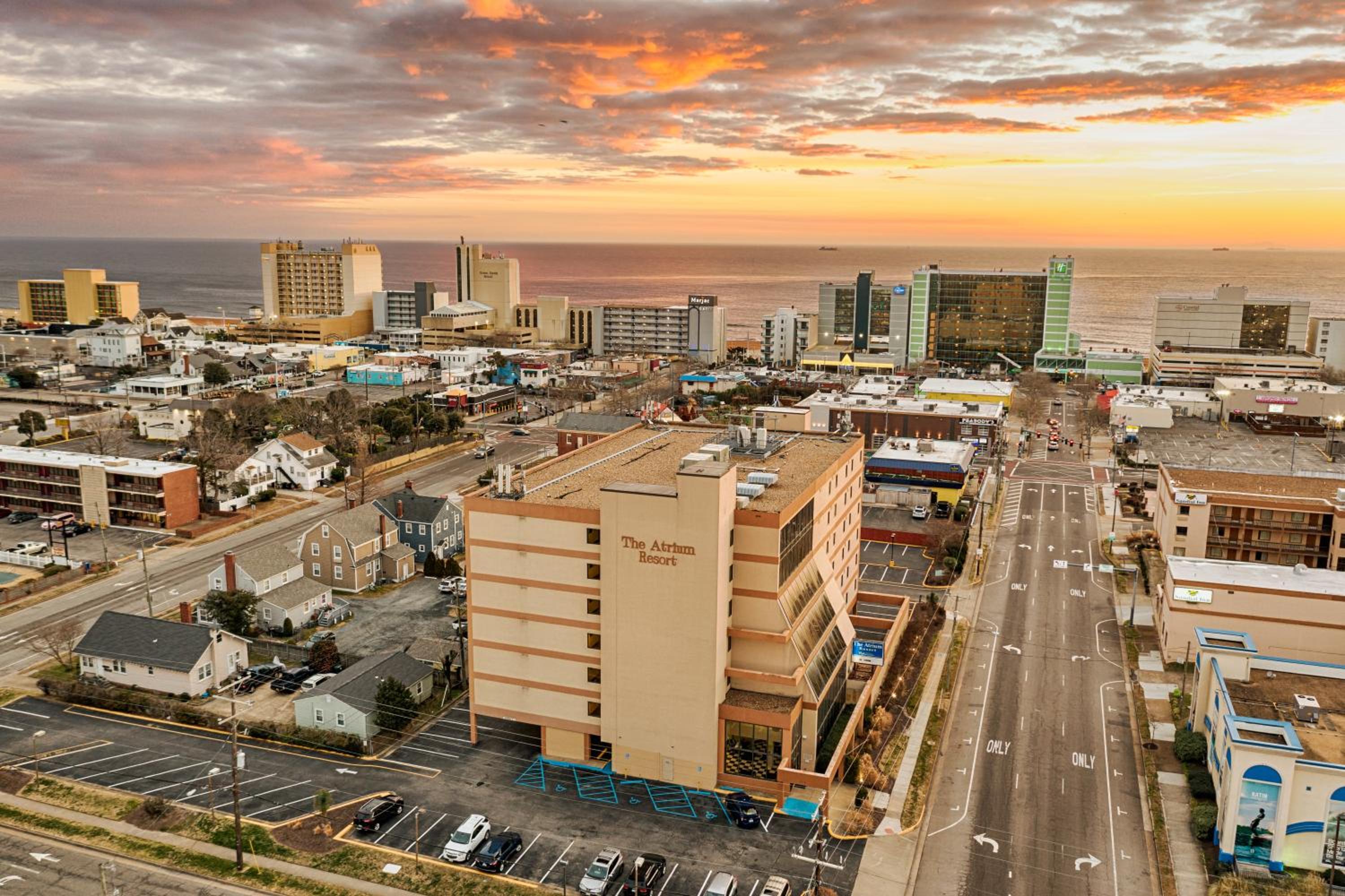 Hotel The Atrium Resort, Virginia Beach by Vacatia - Image 1