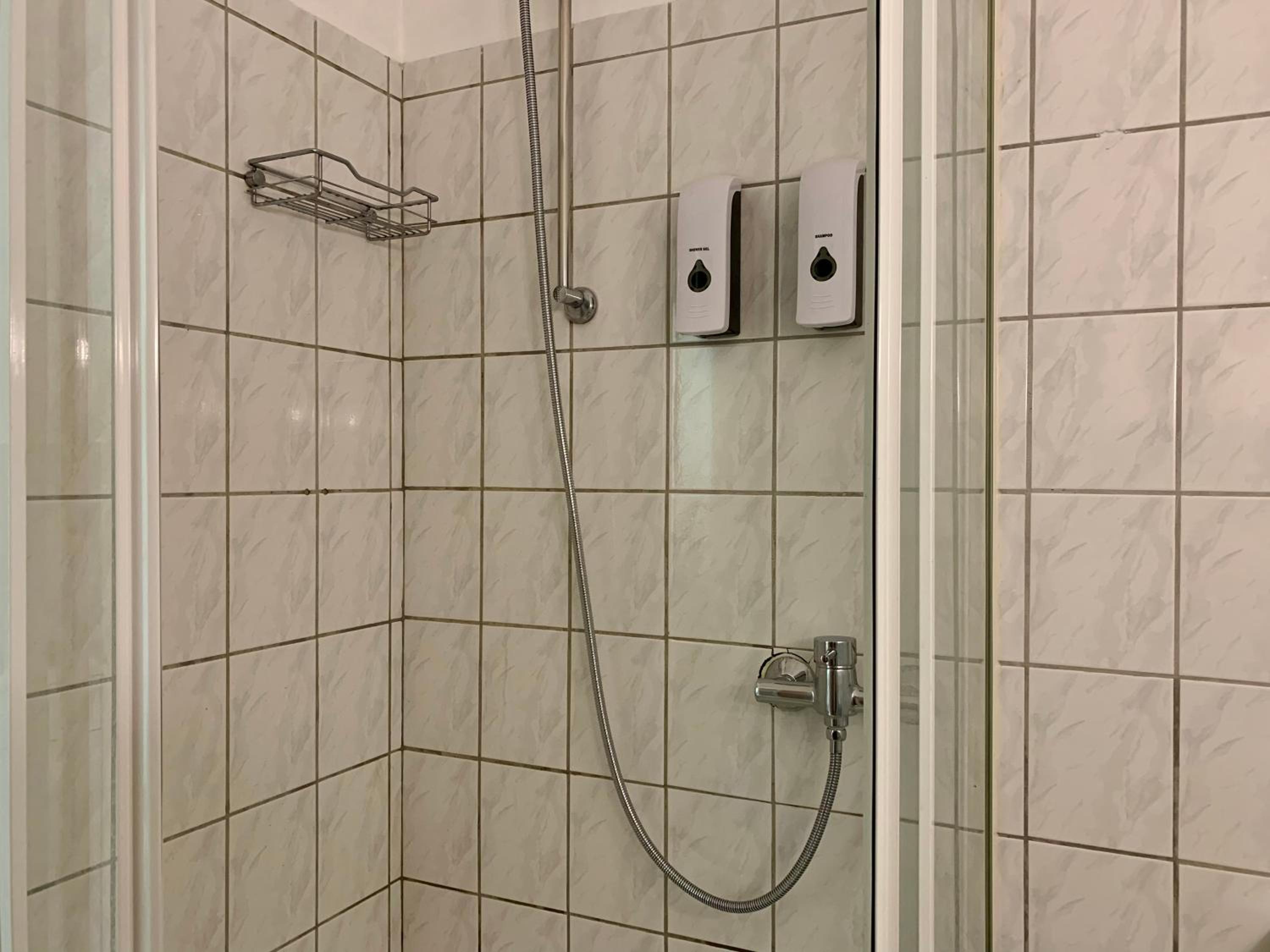 TT Living Apartment Lübeck I Souterrain Wohnung mit Terrasse I Nähe Hbf I kostenlos parken