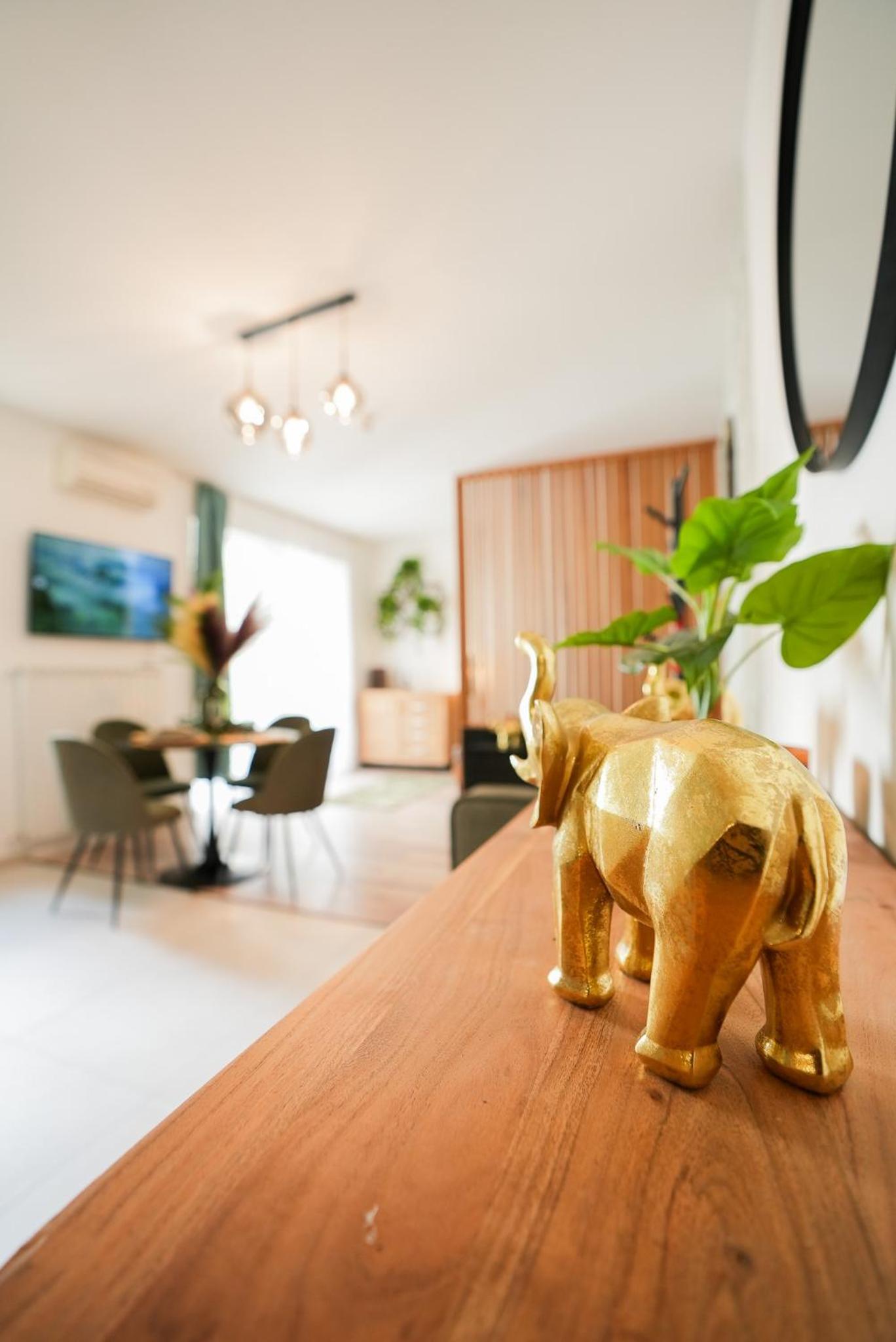 Designer Boutique Central Apartment view 5