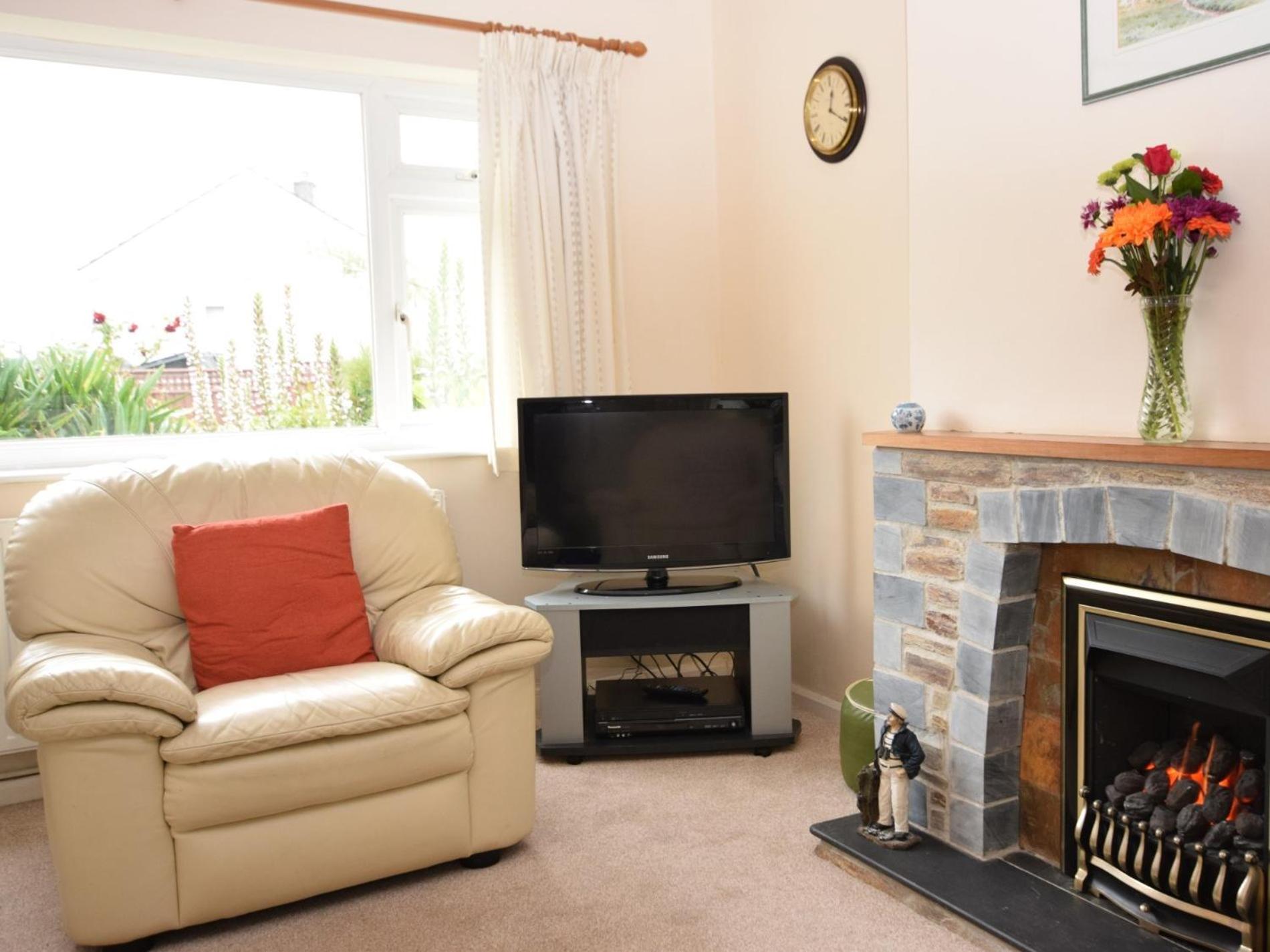 3 Bed in St Austell oc-perad view 2