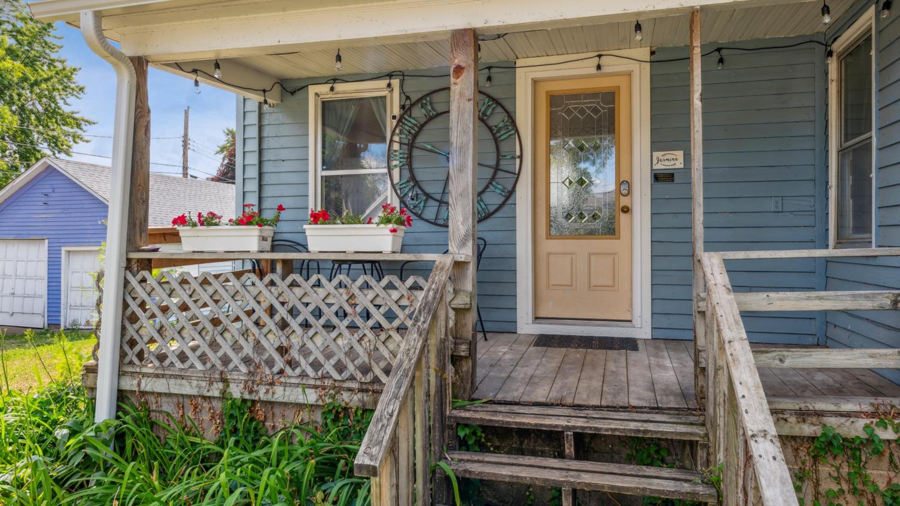 Red Hibiscus House - 3 Blocks from Lake Pepin view 4