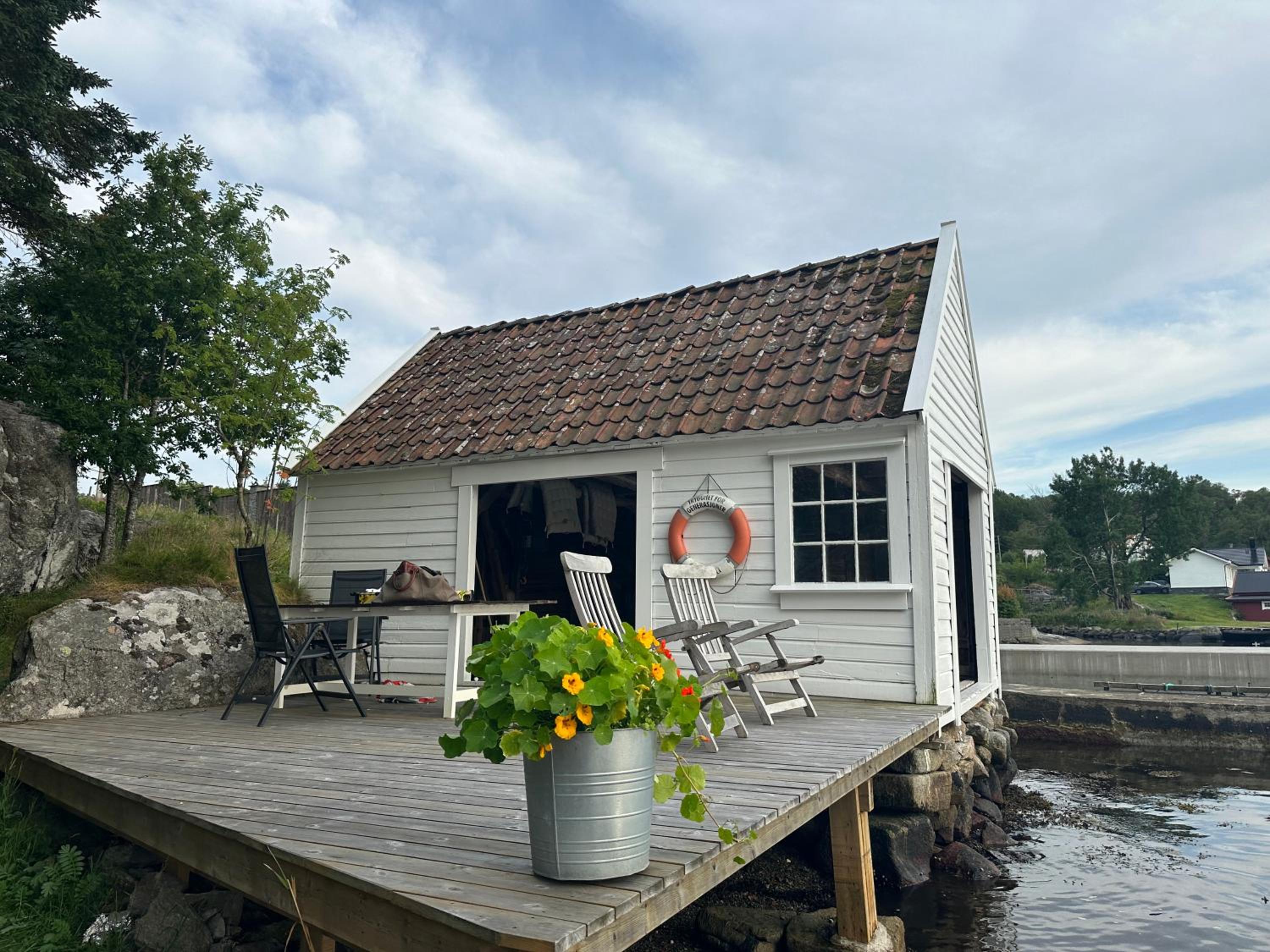 Hus med båt og sjøhus view 3