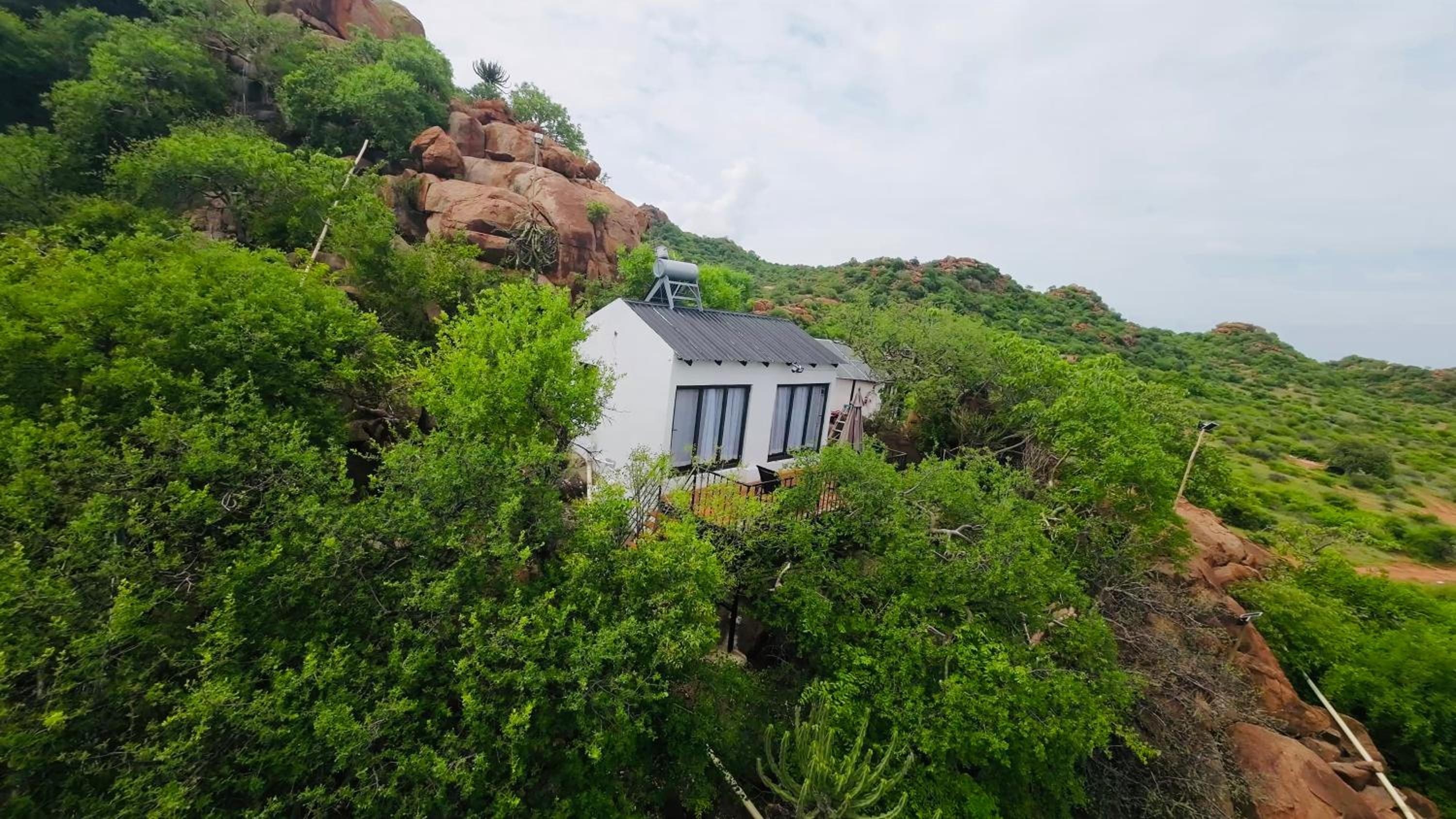 Makgobelo Lodge -The White House - Solar powered view 5