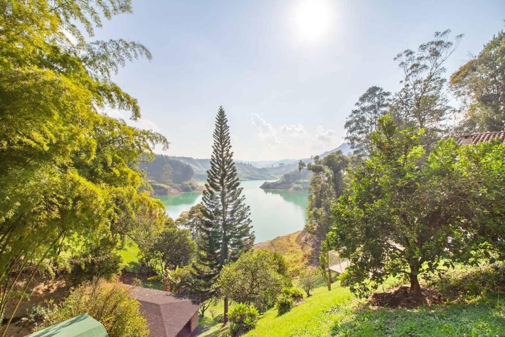 Finca Guatape, vista la represa