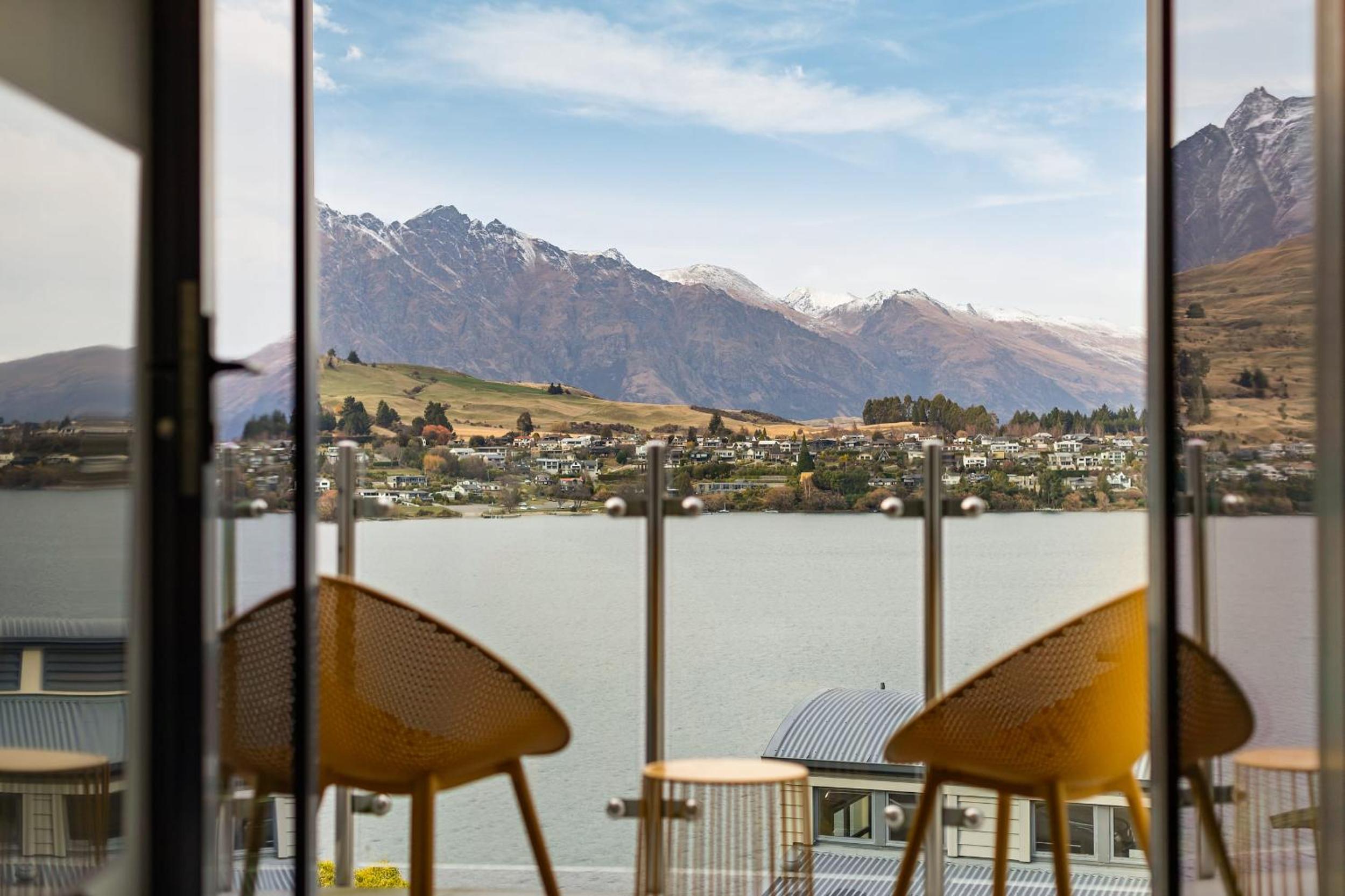 Point View lake and mountain views close to CBD view 4