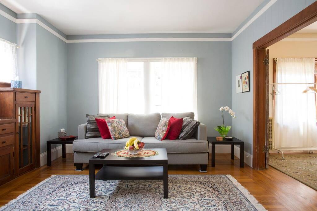 Hayward Vacations - Comfortable Apartment with Parking - Property Image 1