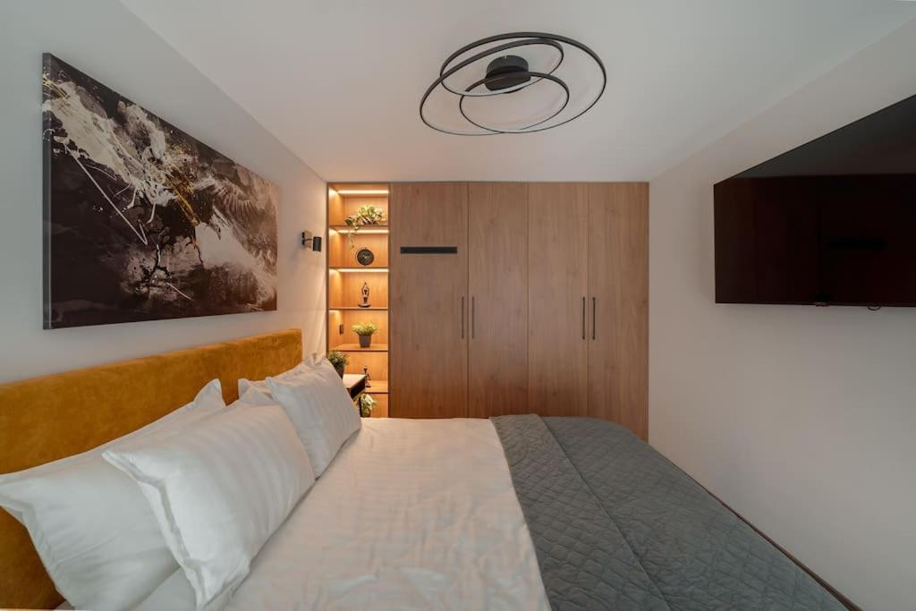 Modern Loft with Free Parking