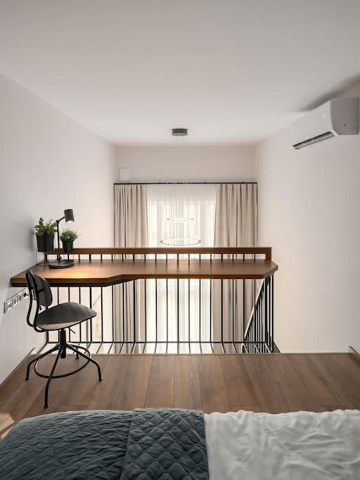 Modern Loft with Free Parking