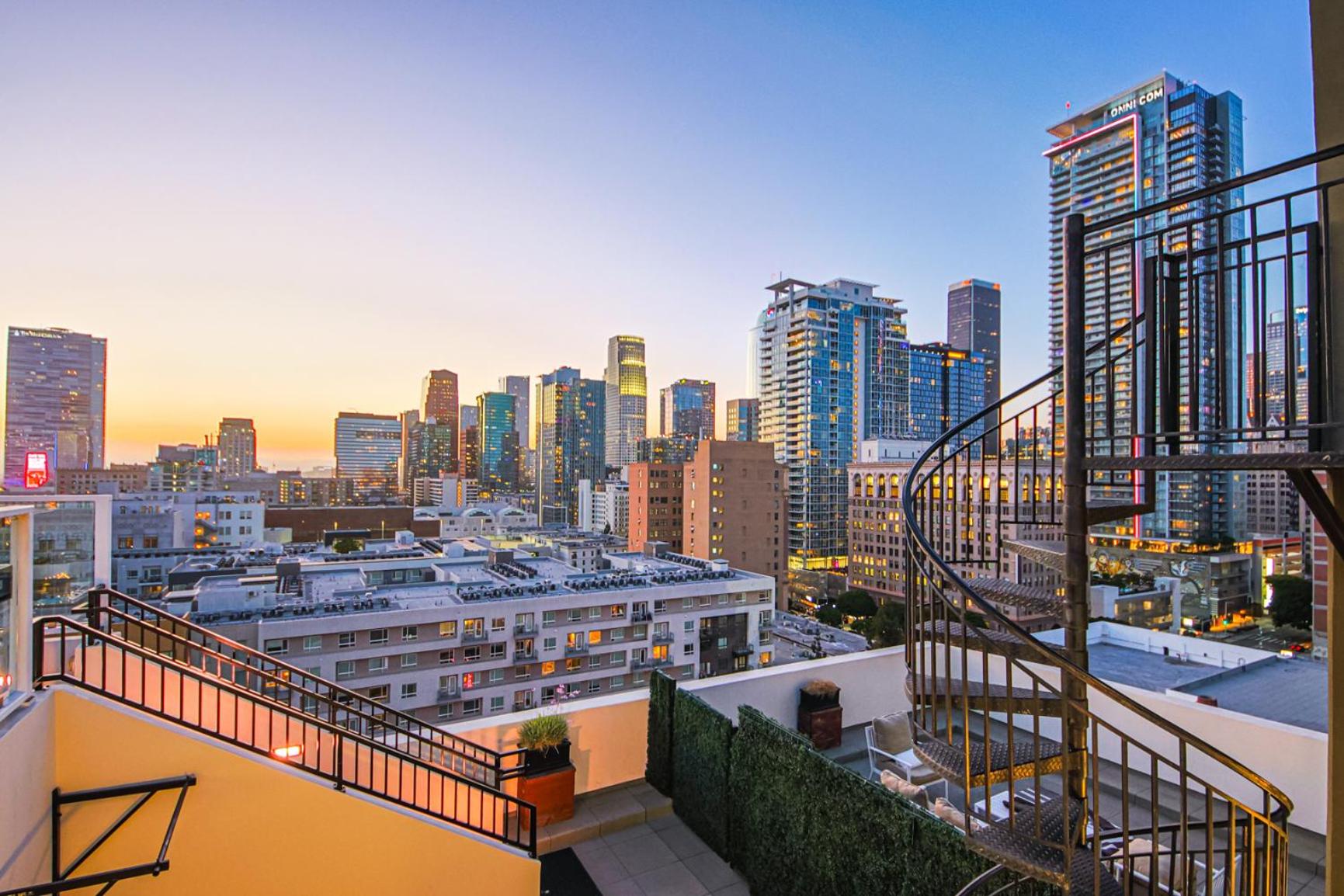 Sunny & Spacious 2BDR & 1BTH in Downtown LA