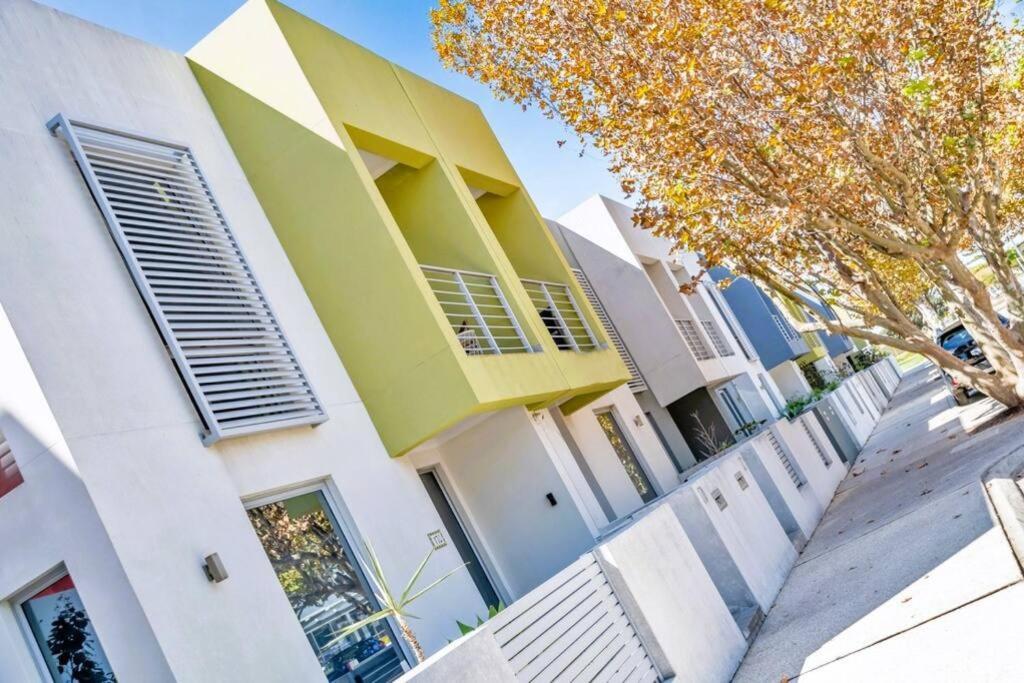 Hotel Seascape Beach House, luxury 3x2, fire pit, enchanted garden, pet friendly, sleeps 8, opp cafe - Image 1